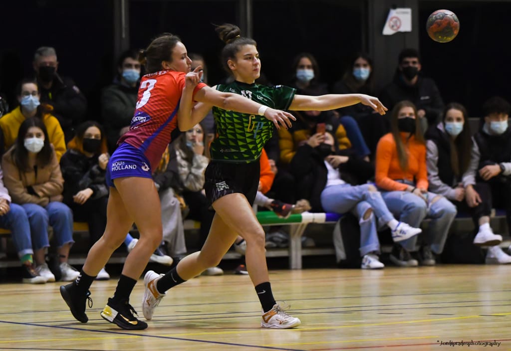 Imatge d'un partit al PEM Guiera entre el Club Handbol Cerdanyola i el CH Garbí. FOTO: Jordi Prades
