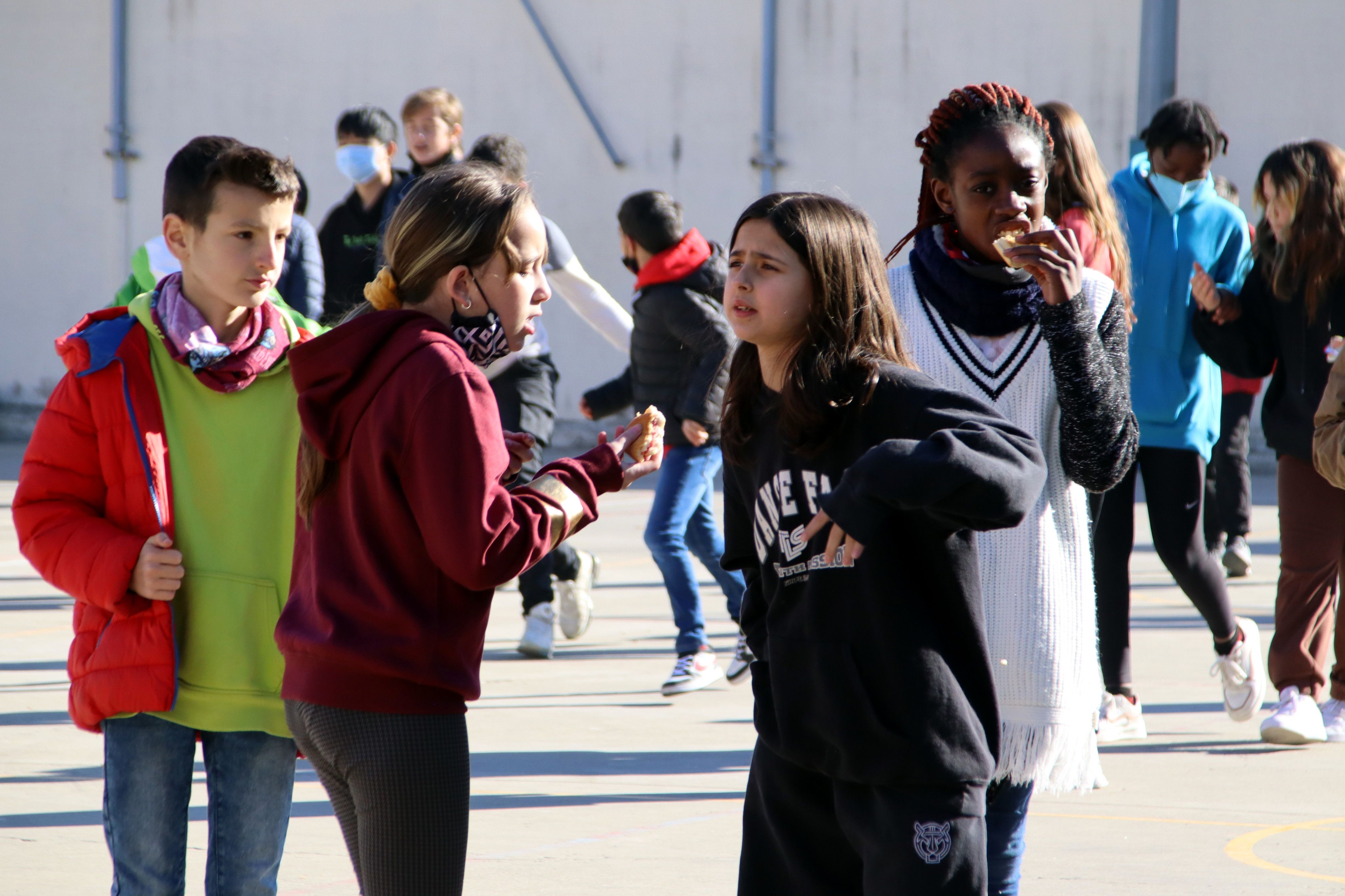 Nens i nenes d'una escola de Vic al pati sense mascareta. FOTO: Laura Busquets, ACN