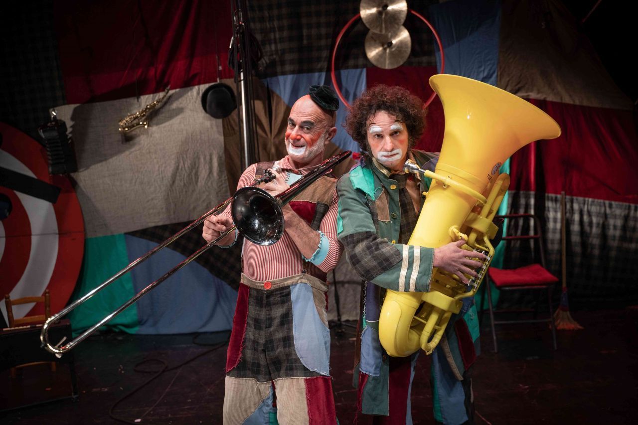 Imatge de l'espectacle TAXAAAN!!!. FOTO: Circ Xic Imatge de l'espectacle TAXAAAN!!!. FOTO: Circ Xic