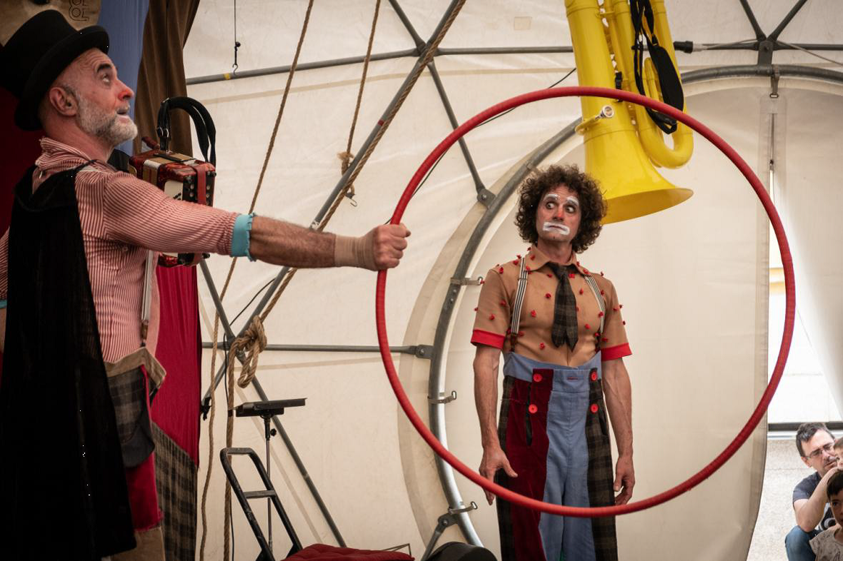 L'espectacle TAXAAAN!!! de Circ Xic visitarà Cerdanyola amb la Pallassada de Bambalina. FOTO: Circ Xic