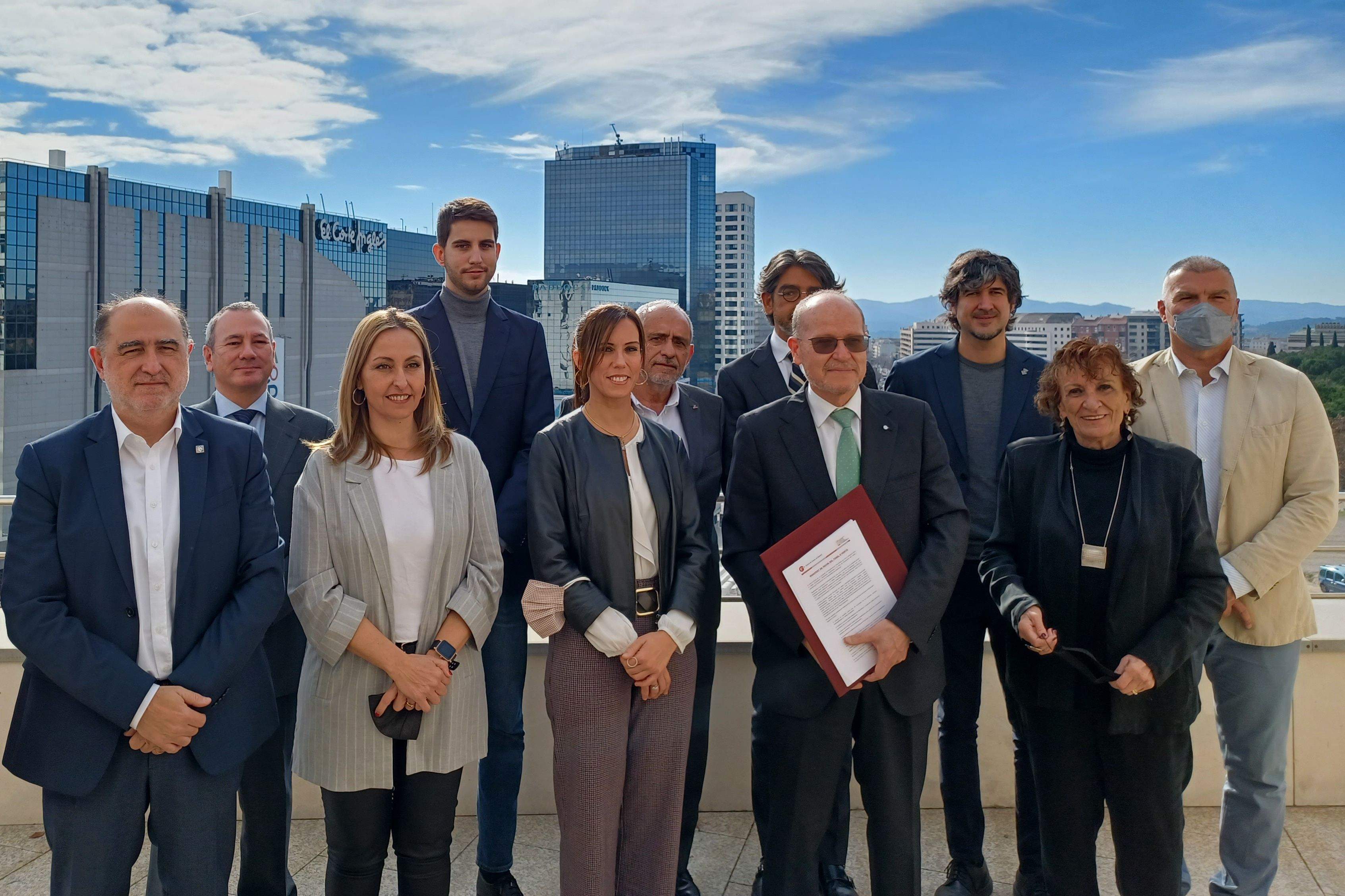 Representants dels ajuntaments i entitats signants del manifest en favor del Túnel d'Horta. 