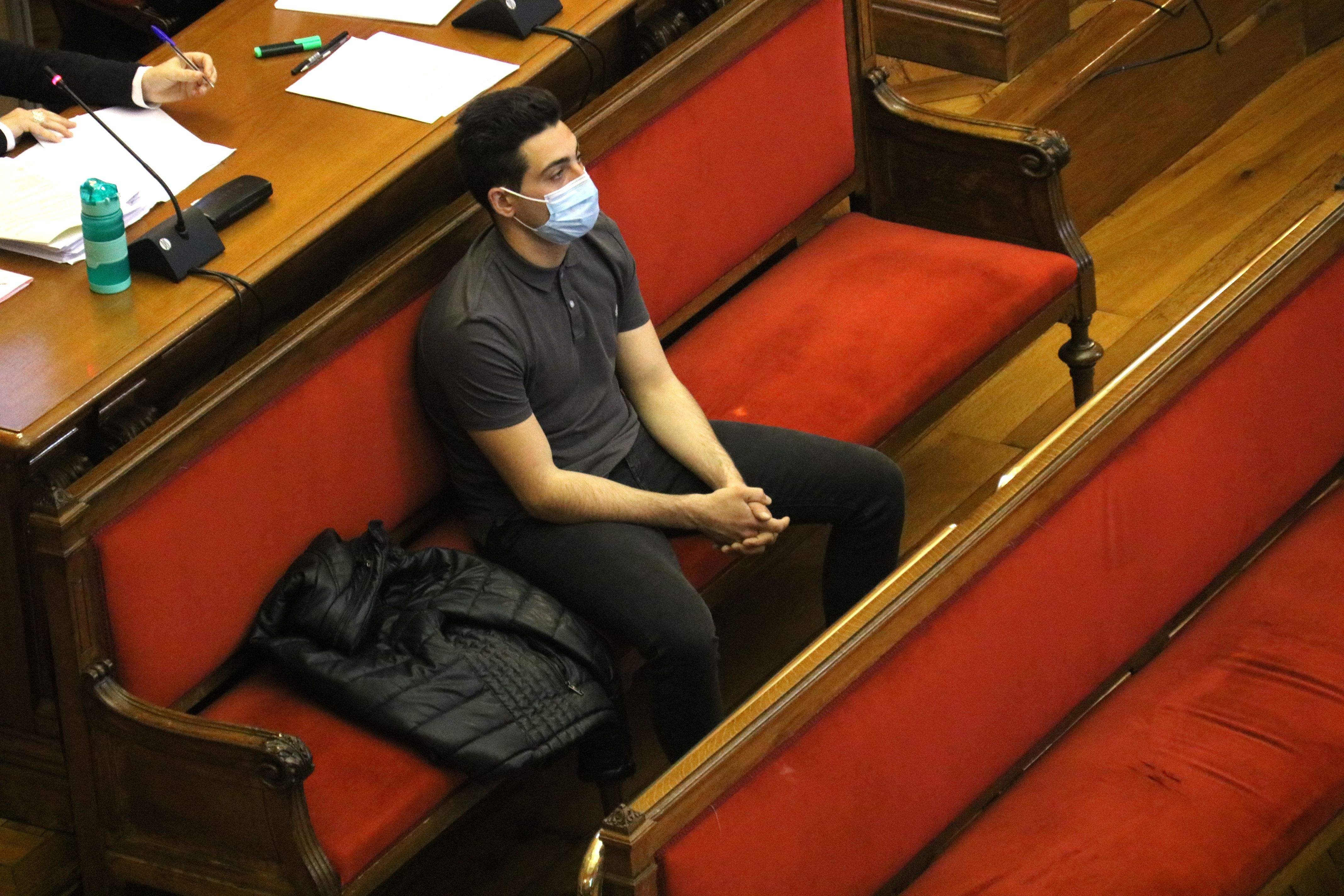 L'acusat d'atropellar mortalment el seu amic a Cerdanyola del Vallès el juliol de 2020, al banc dels acusats en la segona sessió del judici. FOTO: Albert Segura (ACN)