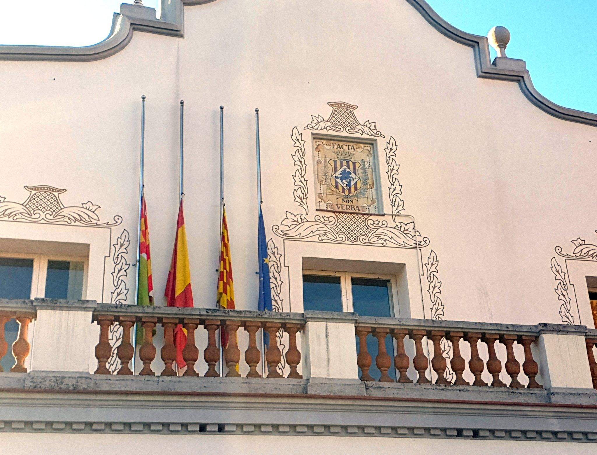 Banderes a mig pal com a mostra de condol als familiars de les víctimes del naufragi. FOTO: Ajuntament de Cerdanyola