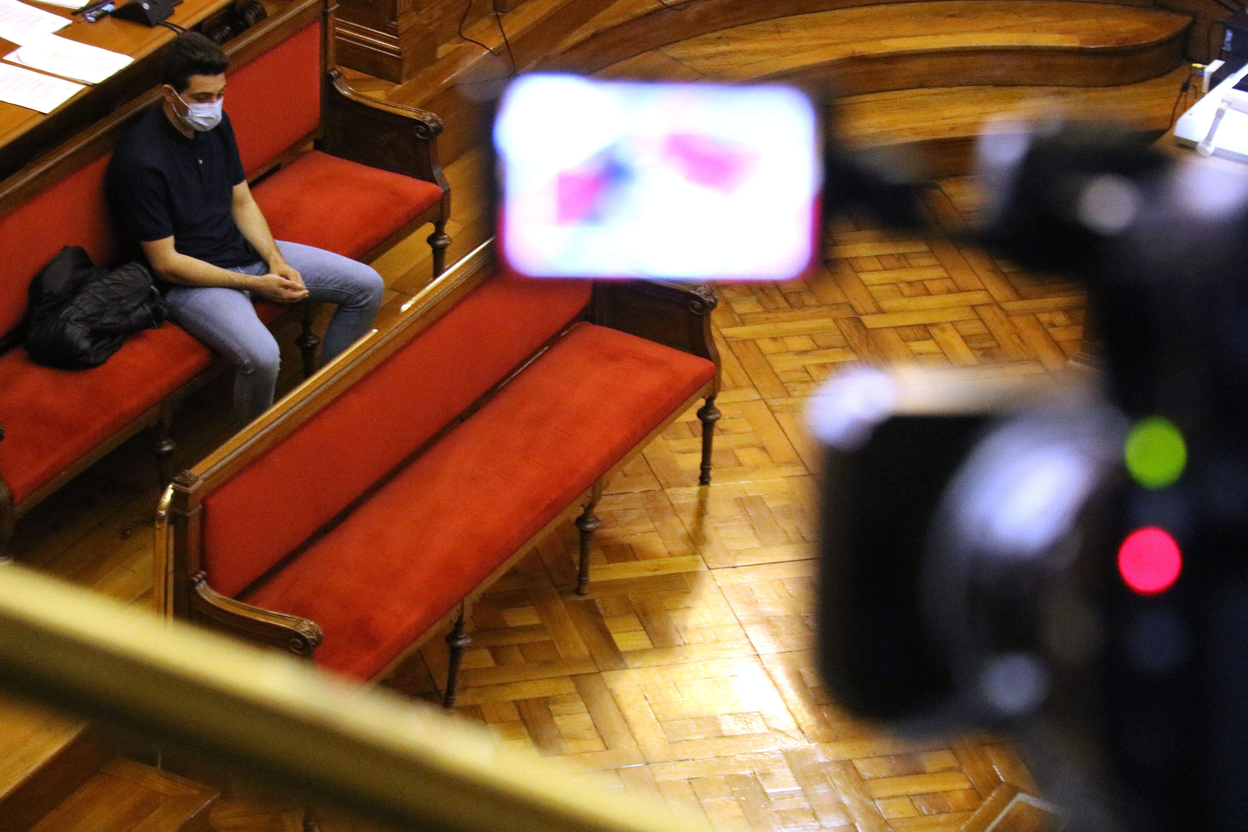 L'acusat d'atropellar mortalment un amic seu a Cerdanyola l'any 2020, assegut al banc dels acusats. FOTO: Albert Segura (ACN)