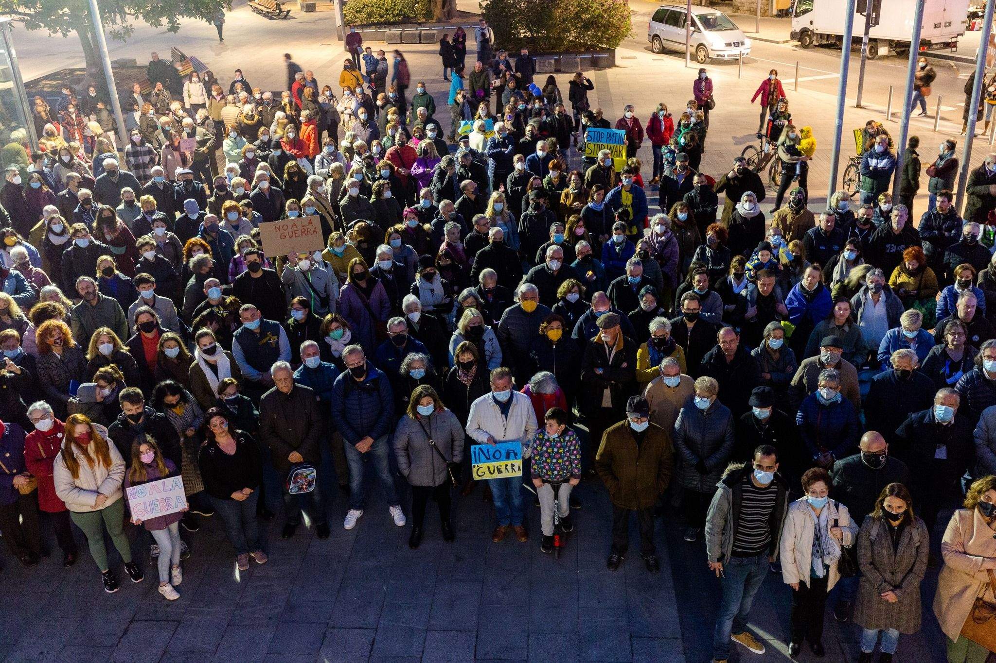Cerdanyolencs es manifesten contra la guerra a Ucraïna. FOTO: Núria Puentes (Ajuntament de Cerdanyola)
