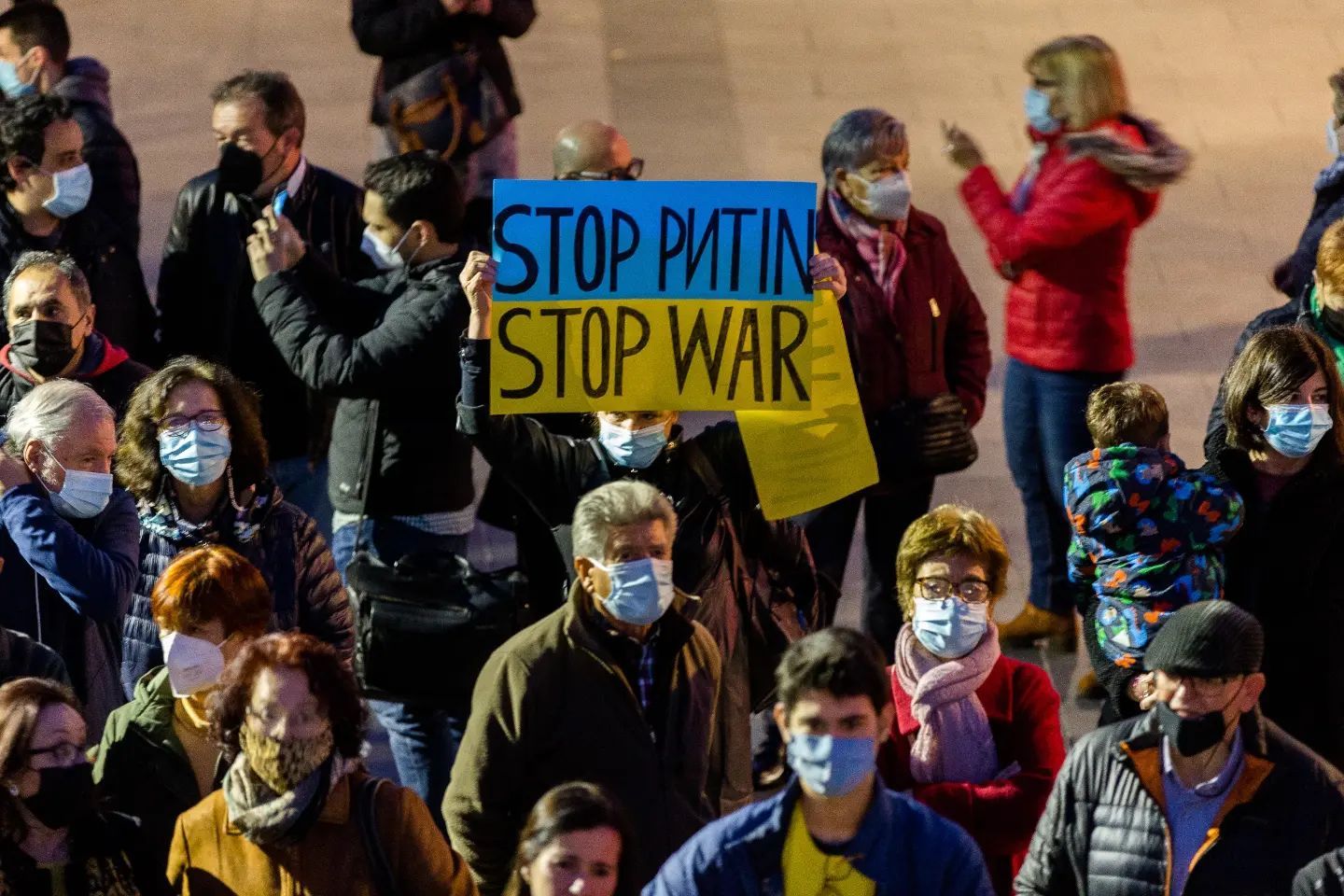 Concentració en rebuig de la invasió de Rússia a Ucraïna. FOTO: Núria Puentes (Ajuntament de Cerdanyola)