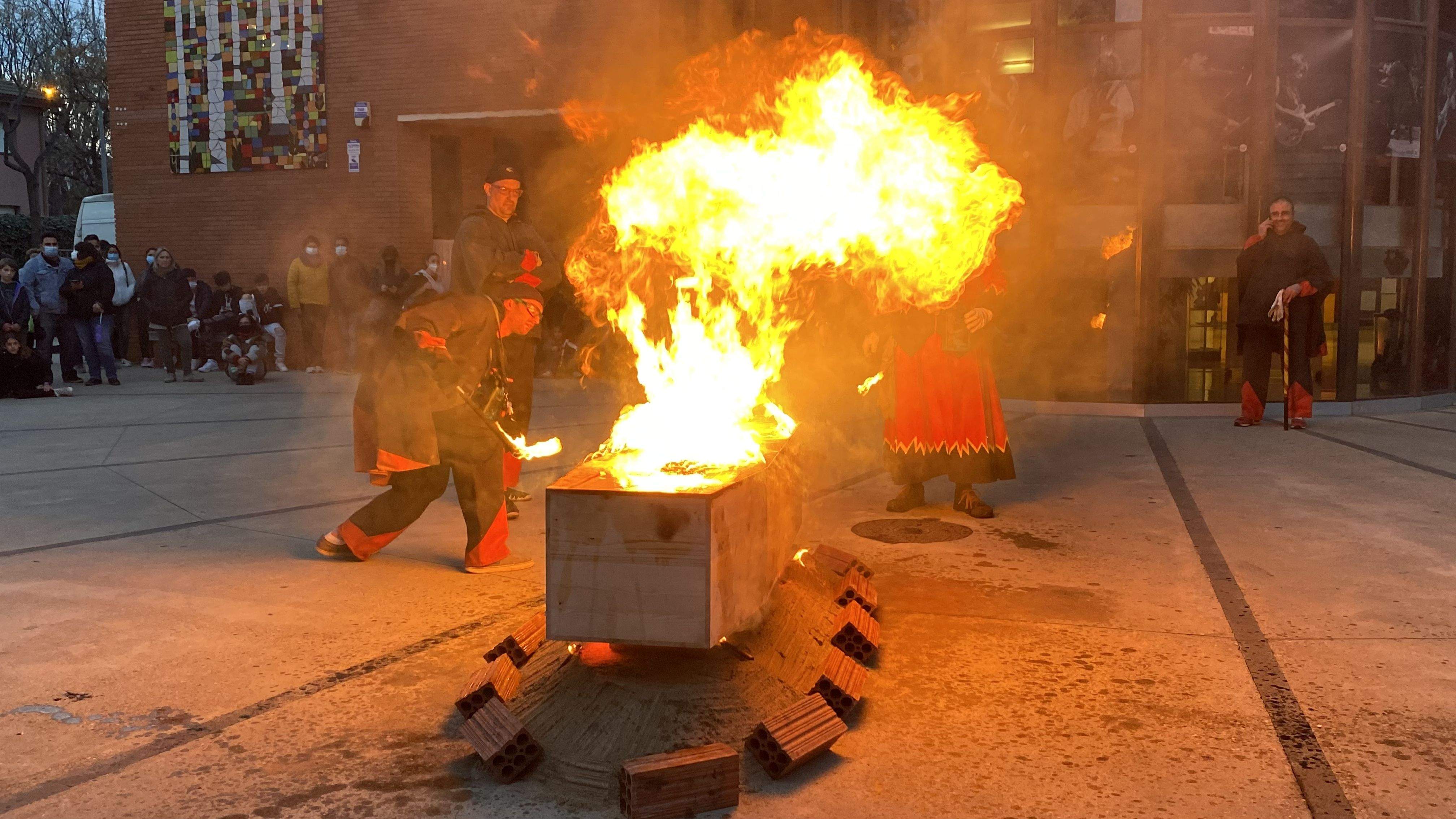 Els Joves Diables cremen el taüt de la Reina Carnestoltes l'any 2022.