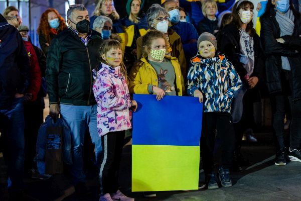 Concentració en rebuig de la invasió de Rússia a Ucraïna. FOTO: Núria Puentes (Ajuntament de Cerdanyola)