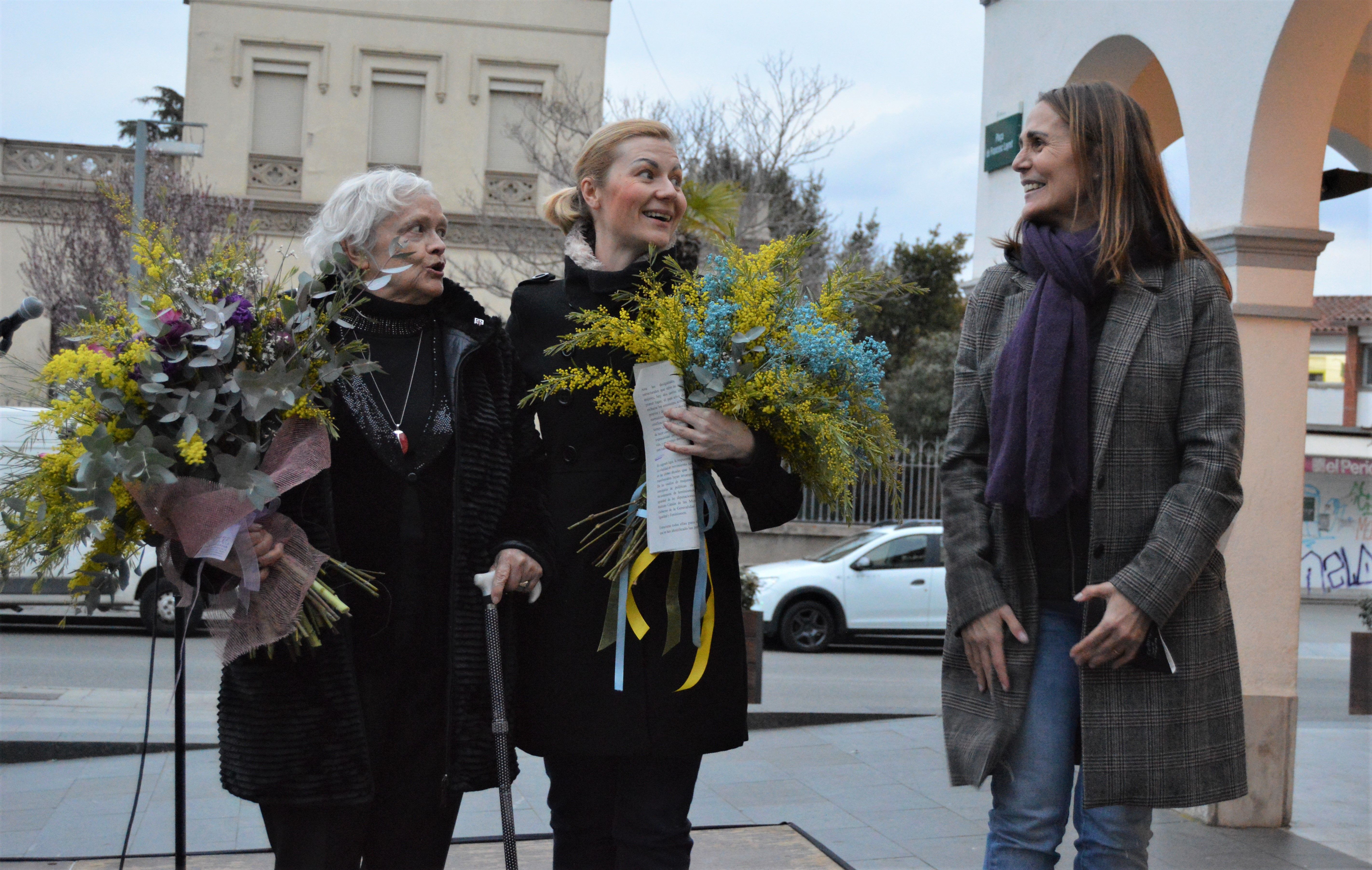 Elena Jaumandreu, la ciutadana ucraïnesa Olga Shvydka i la regidora Gloria Urbano, en l'acte central del 8M. FOTO, Nora Muñoz Otero