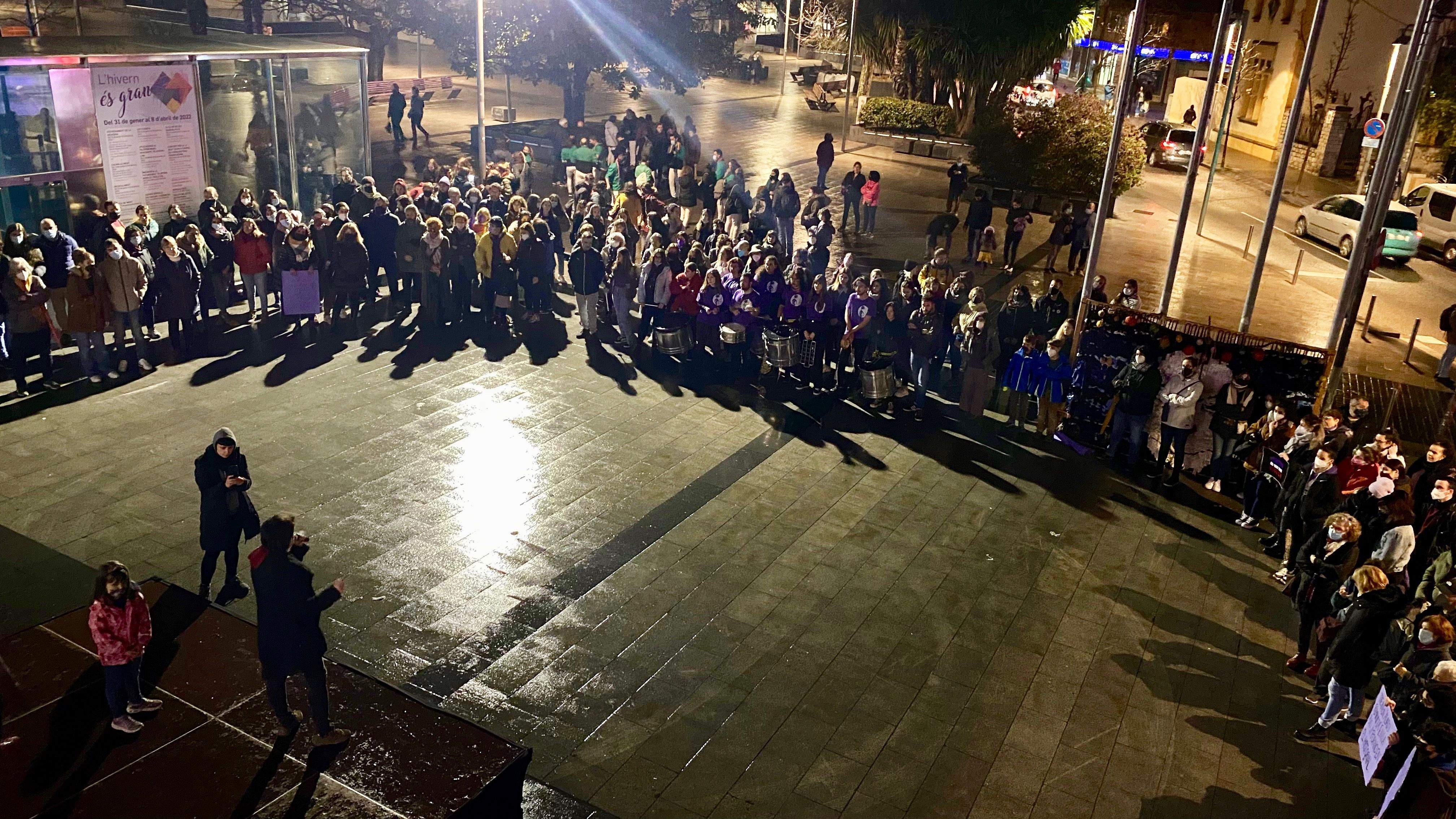 Concentració davant l'Ajuntament el 8 de març. 