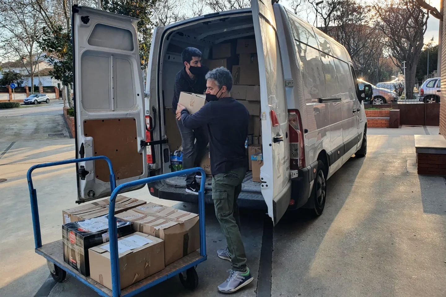 Recollida de material per a Ucraïna a l'Ateneu. FOTO: Facebook Carlos Cordón