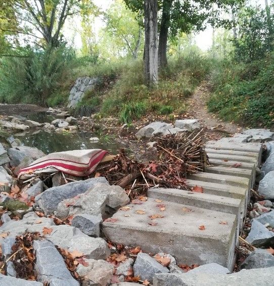 Fotodenúncia sobre l'estat de les passeres de la Riera de Sant Cugat. FOTO: C.P.M. Fotodenúncia sobre l'estat de les passeres de la Riera de Sant Cugat. FOTO: C.P.M.