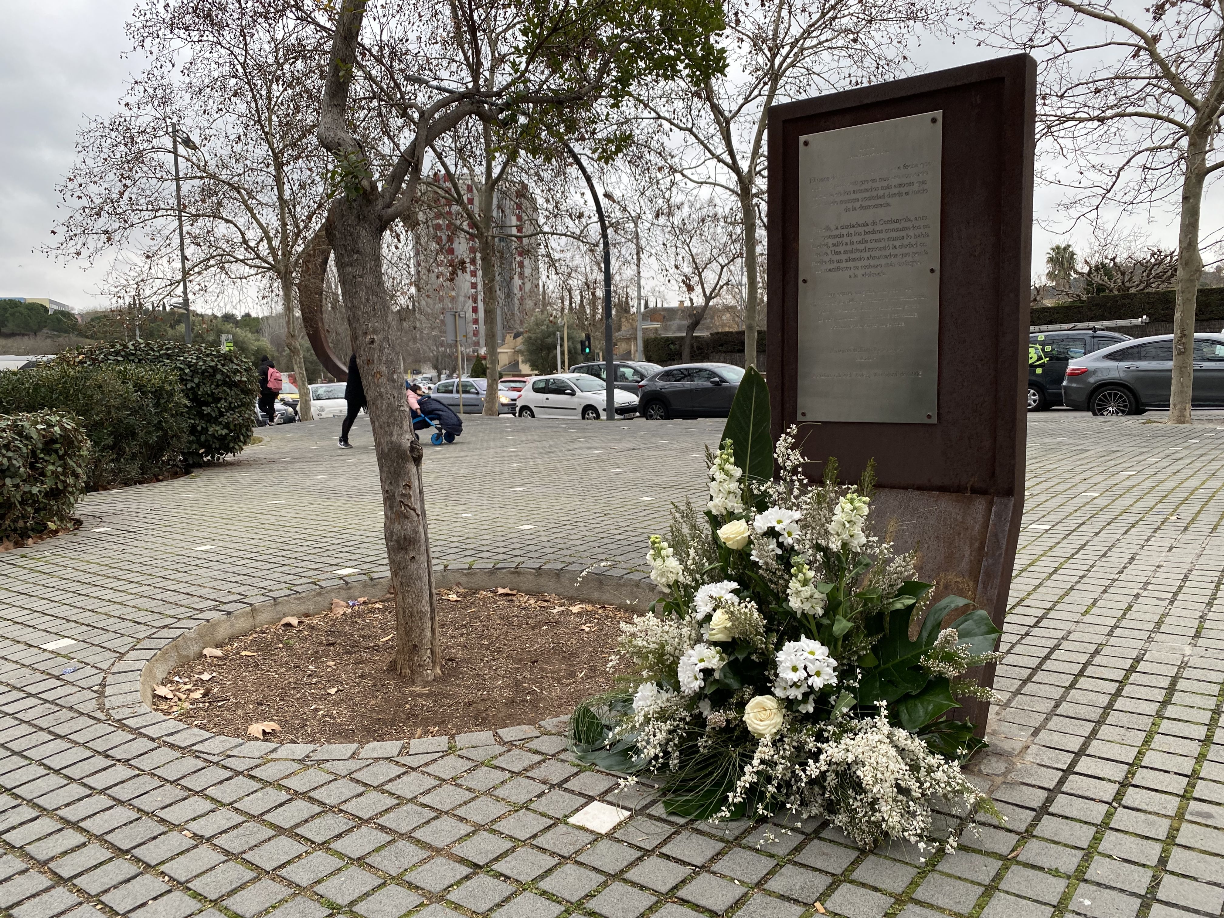 Placa i monument en record a les víctimes dels atemptats de l'11M a Madrid. FOTO: Mónica GM