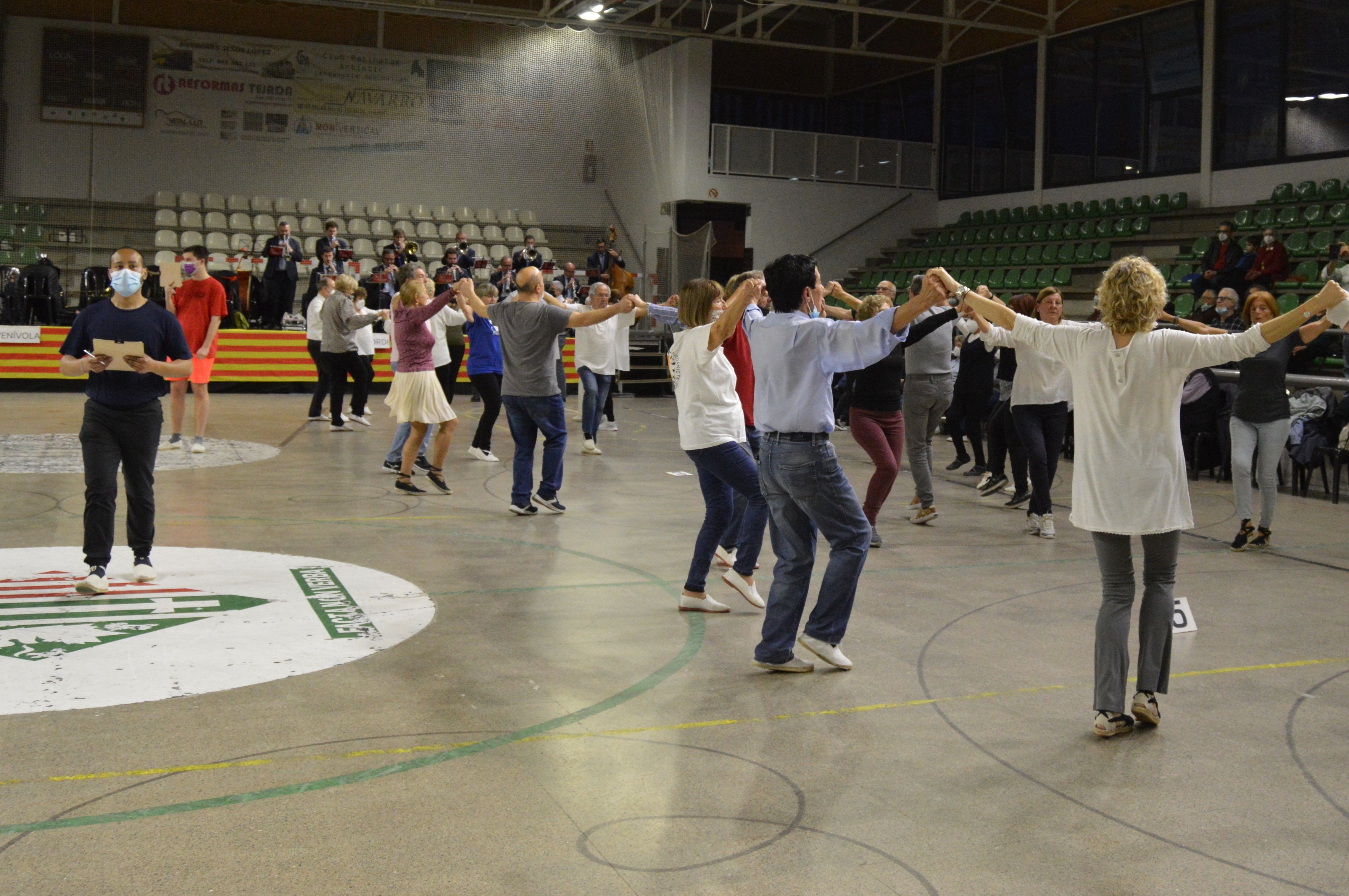 L'Aplec Sardanista al pavelló de Can Xarau en la seva 47a edició. FOTO: Nora Muñoz Otero