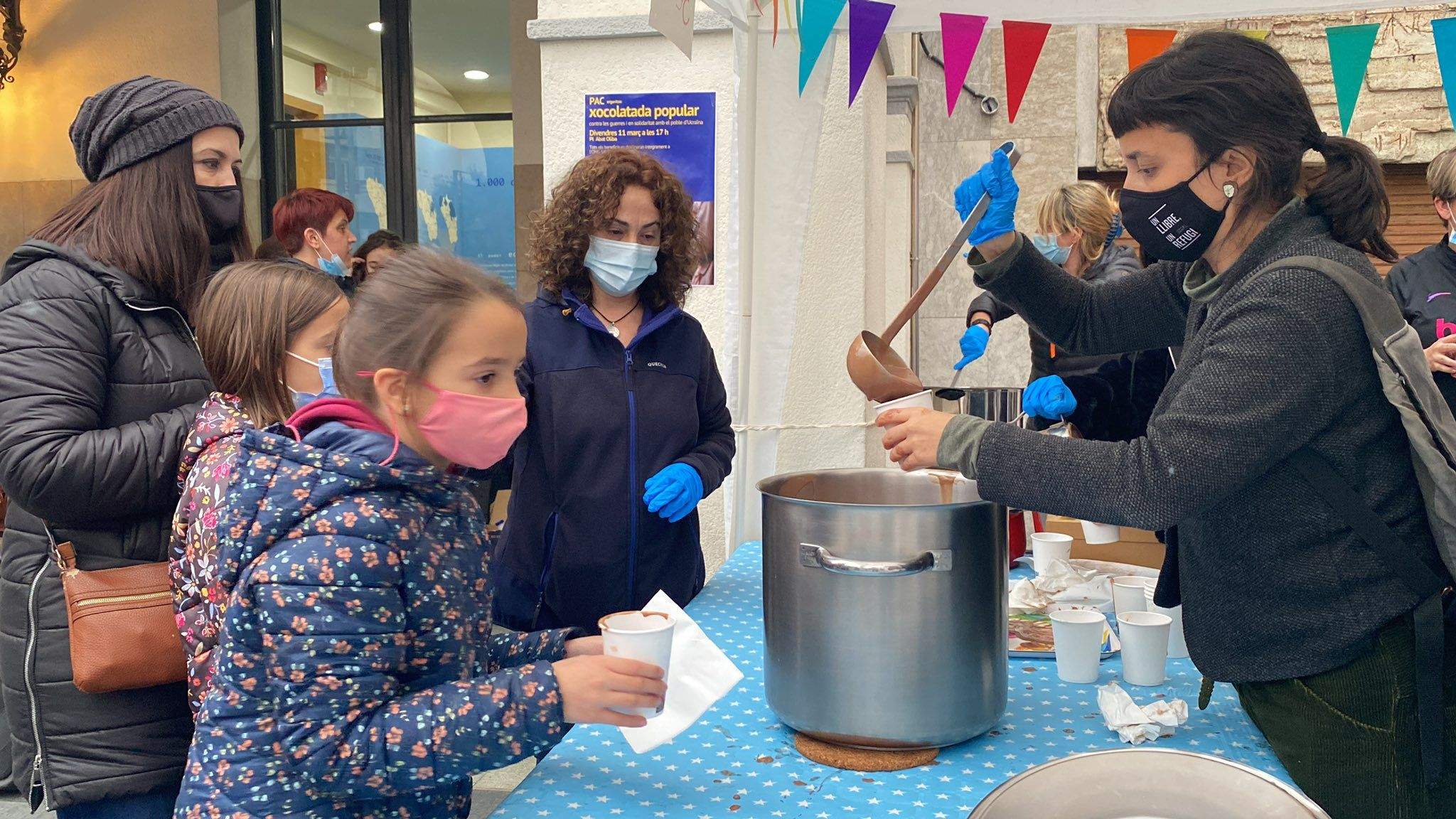 Membres de la Plataforma d'Ampas reparteixen xocolata amb xurros. FOTO: Mónica GM