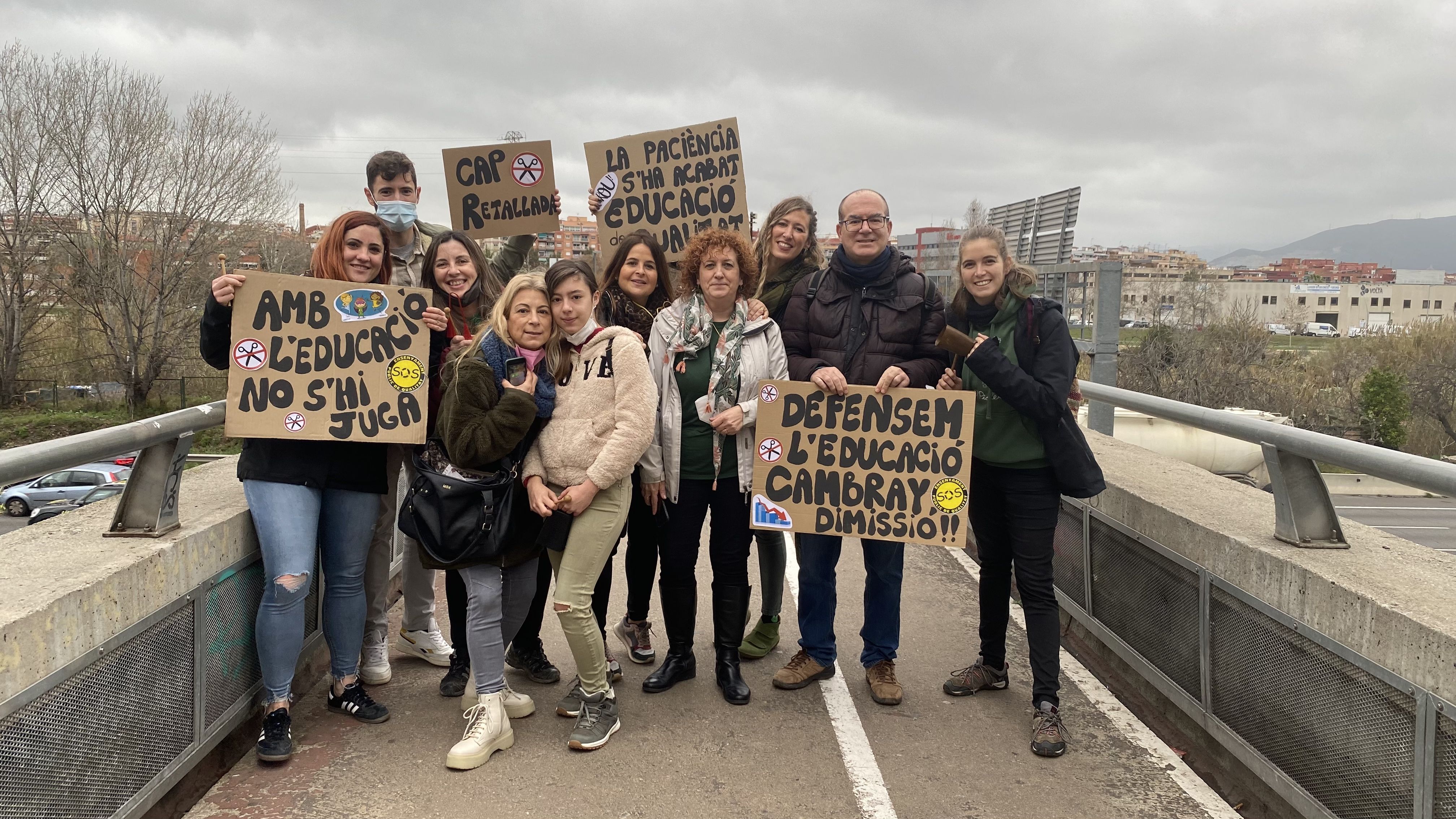 Professors manifestant-se al pont de la C-58 entre Cerdanyola i Ripollet. FOTO: Mónica GM