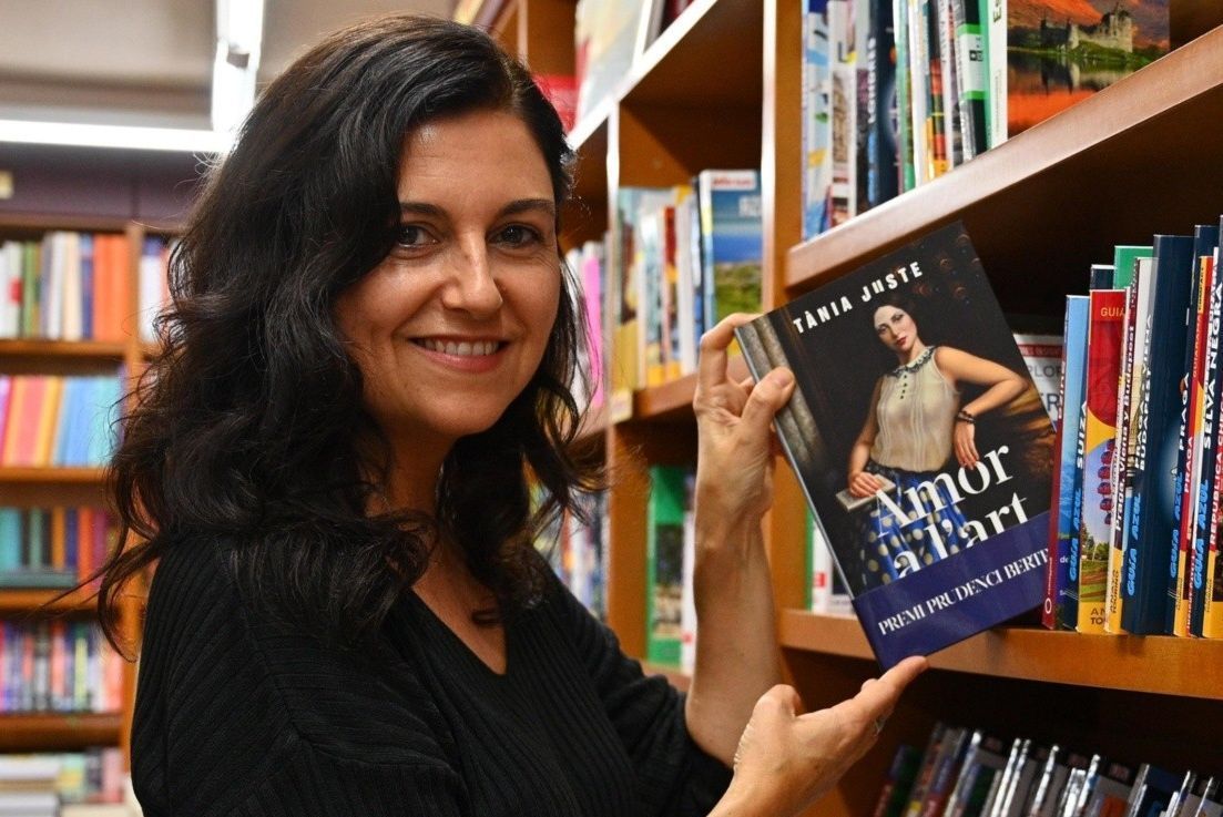 L'escriptora Tània Juste amb un exemplar de 'Amor a l'art'. FOTO: @TaniaJuste