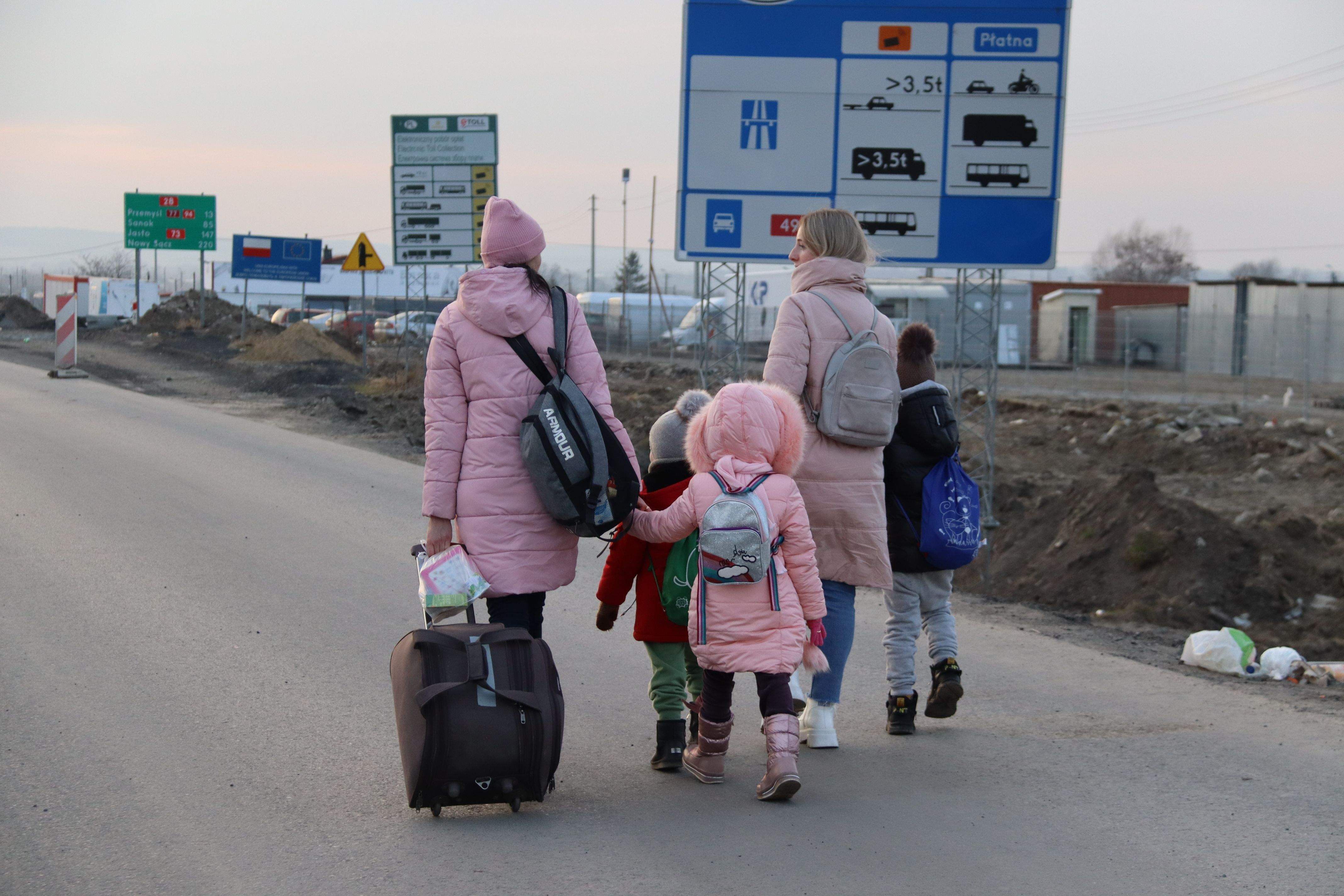 Refugiades ucraïneses i les seves filles just en arribar a Polònia des del pas fronteter de Medika. FOTO: Natalia Segura (ACN)