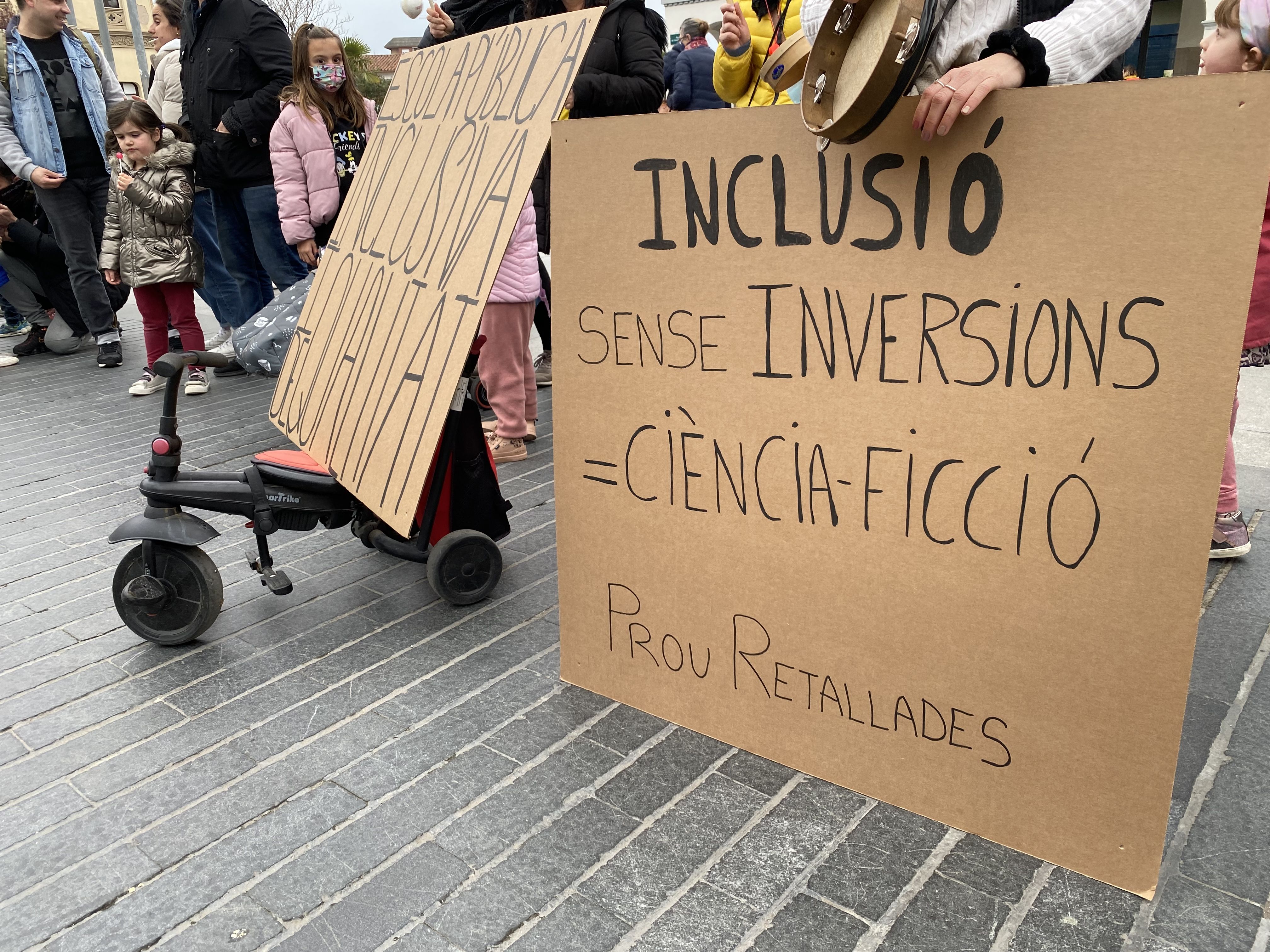 Concentració de l'Assemblea de Docents de Cerdanyola per demanar millores en l'educació pública. FOTO: Mónica GM