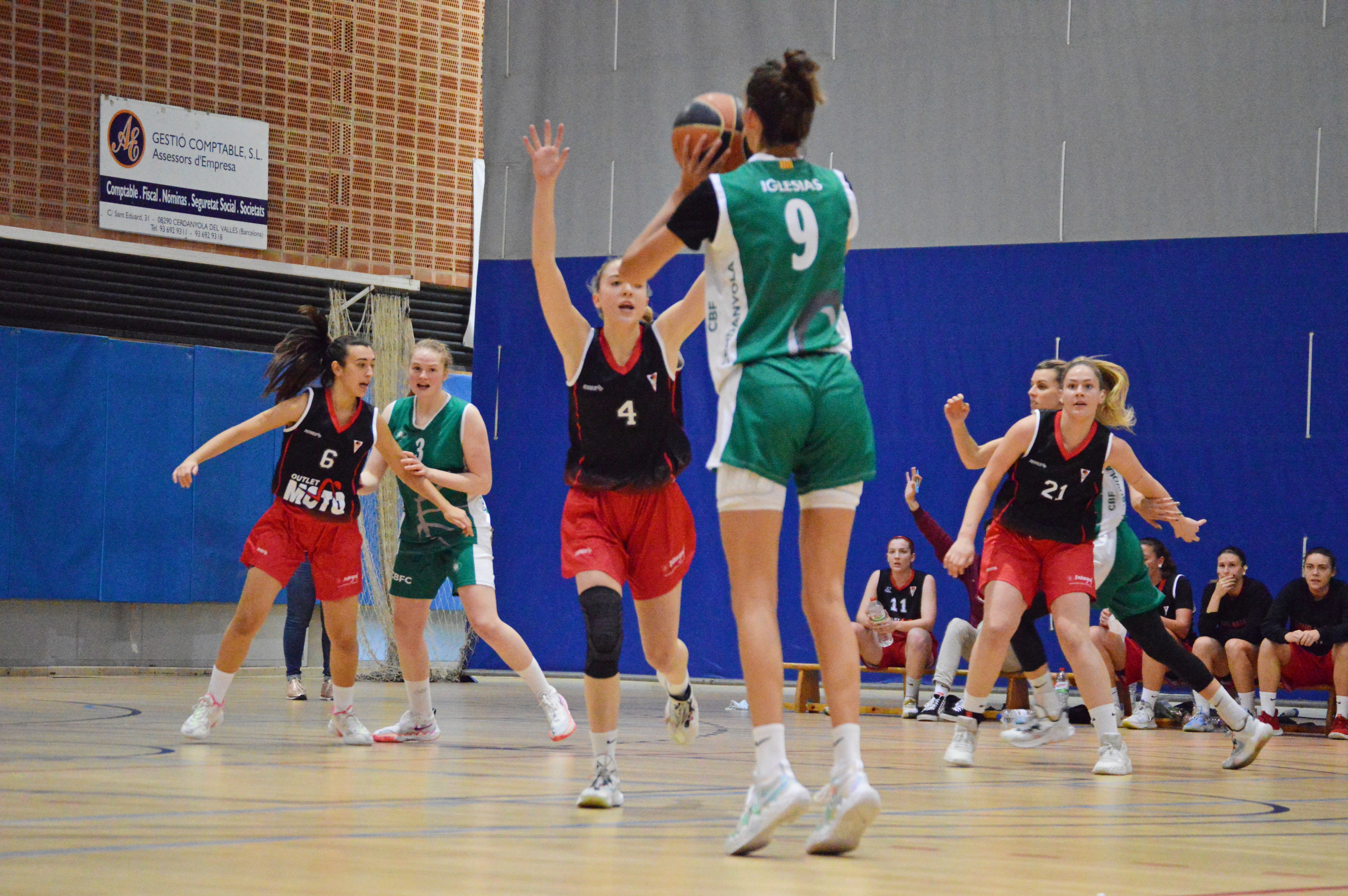 Iglesias del Club Bàsquet Femení Cerdanyola fent un llançament. FOTO: Nora Muñoz Otero