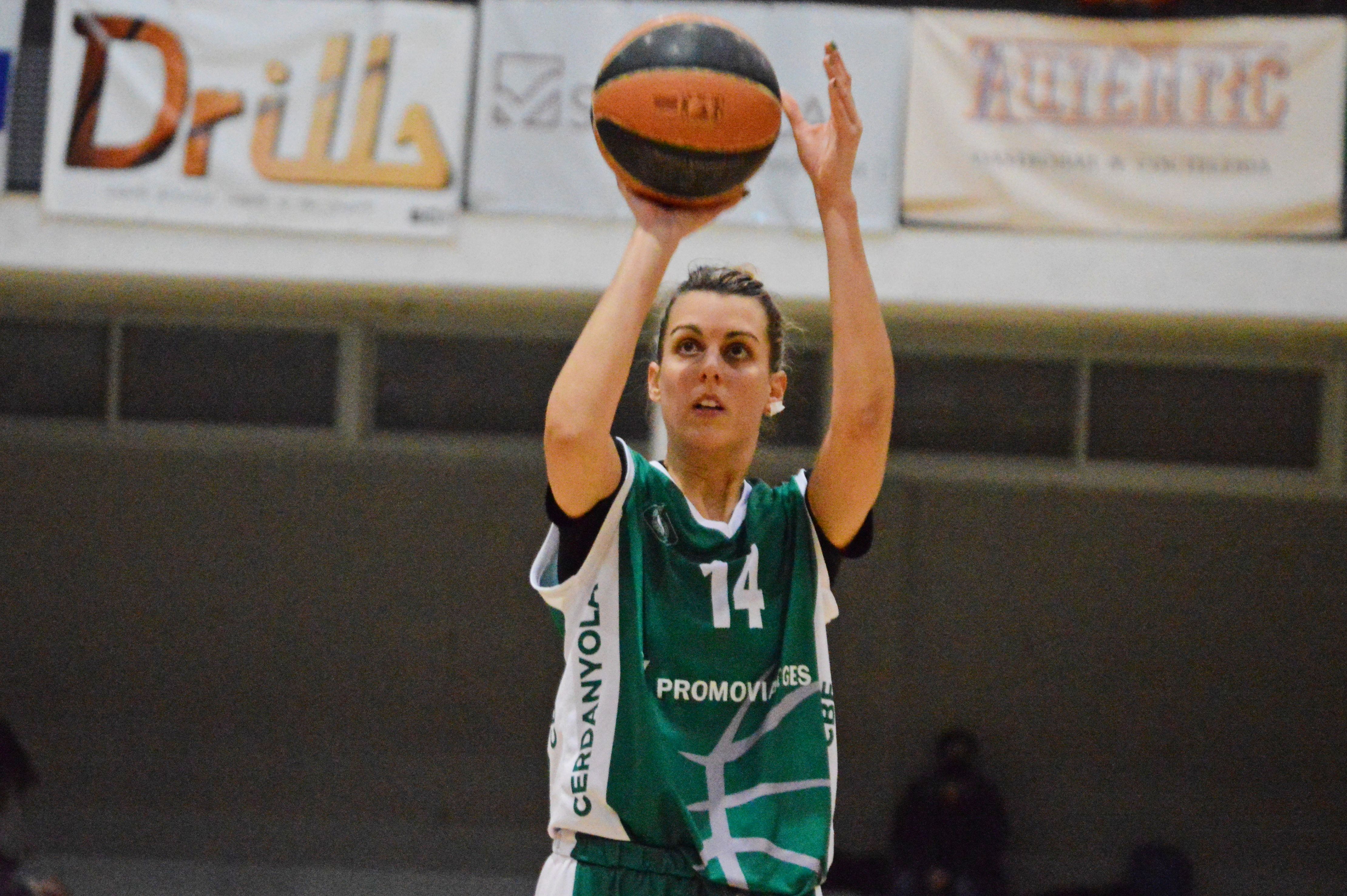 Alonso del Club Bàsquet Femení Cerdanyola fent un llançament lliure. FOTO: Nora Muñoz Otero