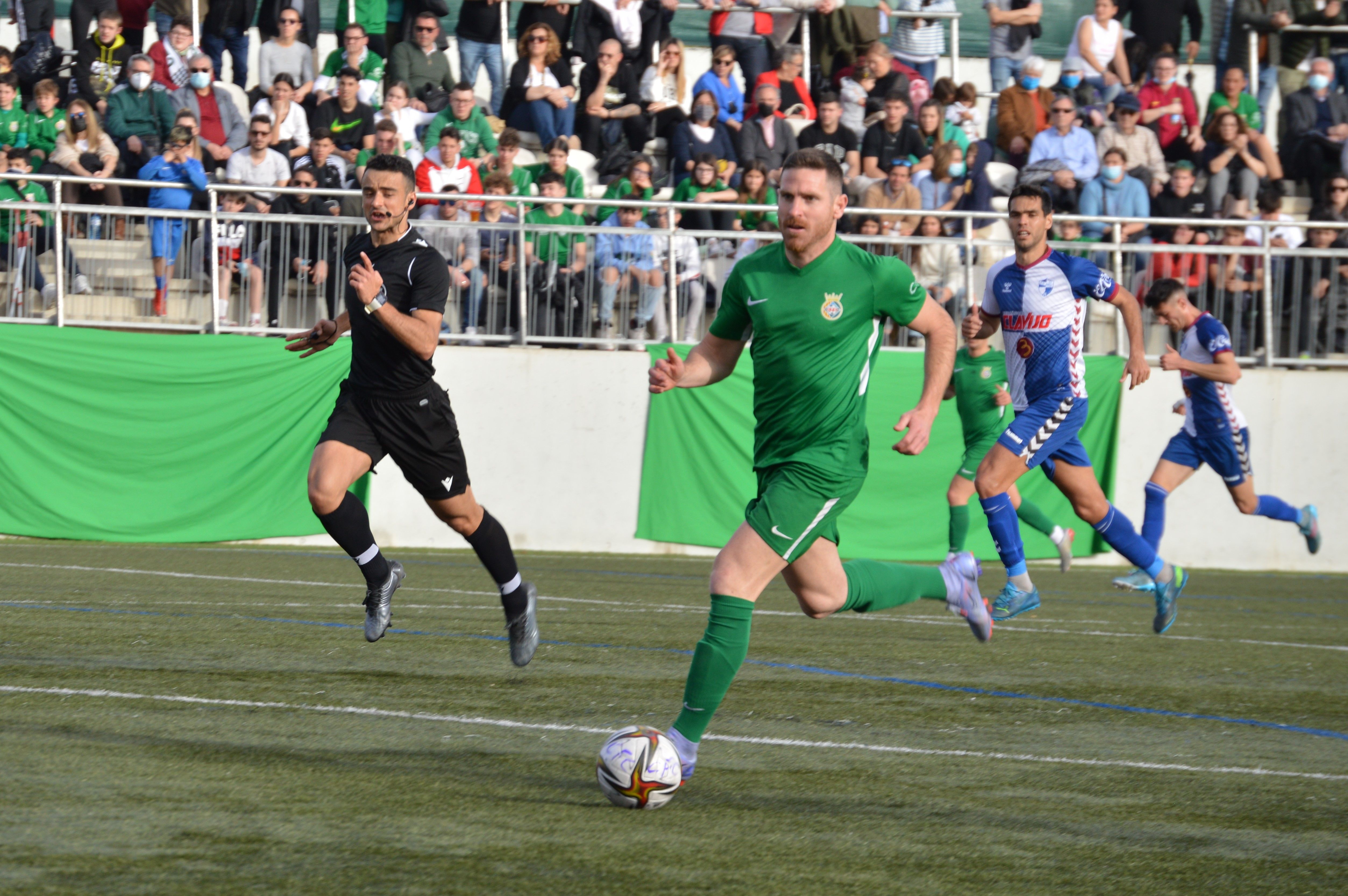 Nils Puchades en el Cerdanyola Futbol Club versus CD Ebro. FOTO: Nora Muñoz Otero