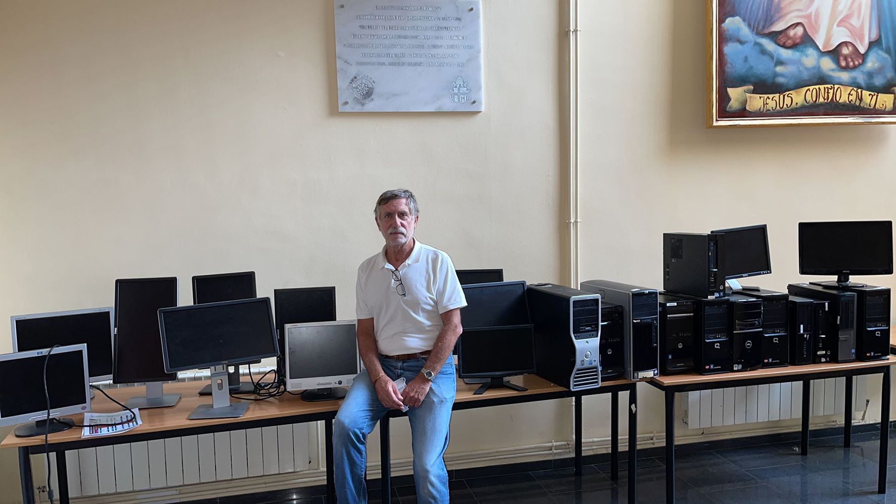 Olot Banyoles, un dels voluntaris de Labdoo a Cerdanyola, amb alguns dels equips ja acondicionats i lluitars per l'ONG. FOTO: Cedida