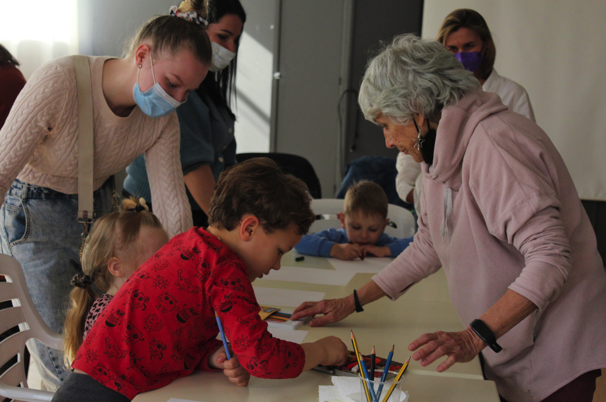 Sessió d'arteràpia per a infants d'Ucraïna. FOTO: Aina Sanllehí