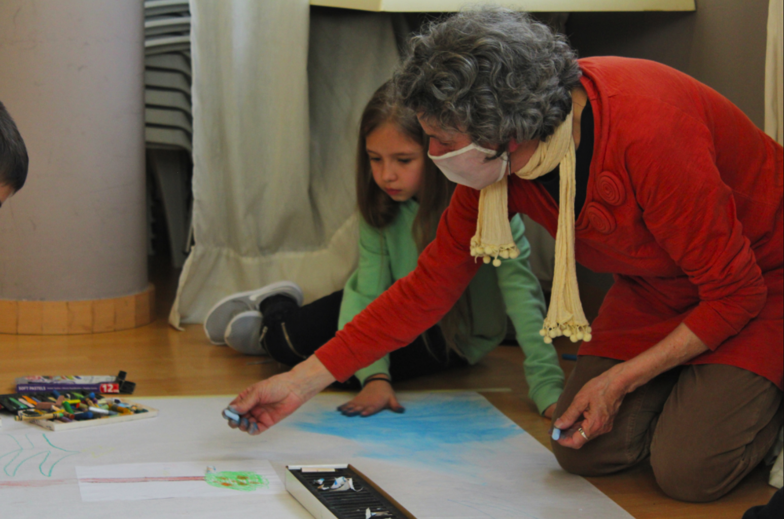 Sessió d'arteràpia per a infants d'Ucraïna. FOTO: Aina Sanllehí