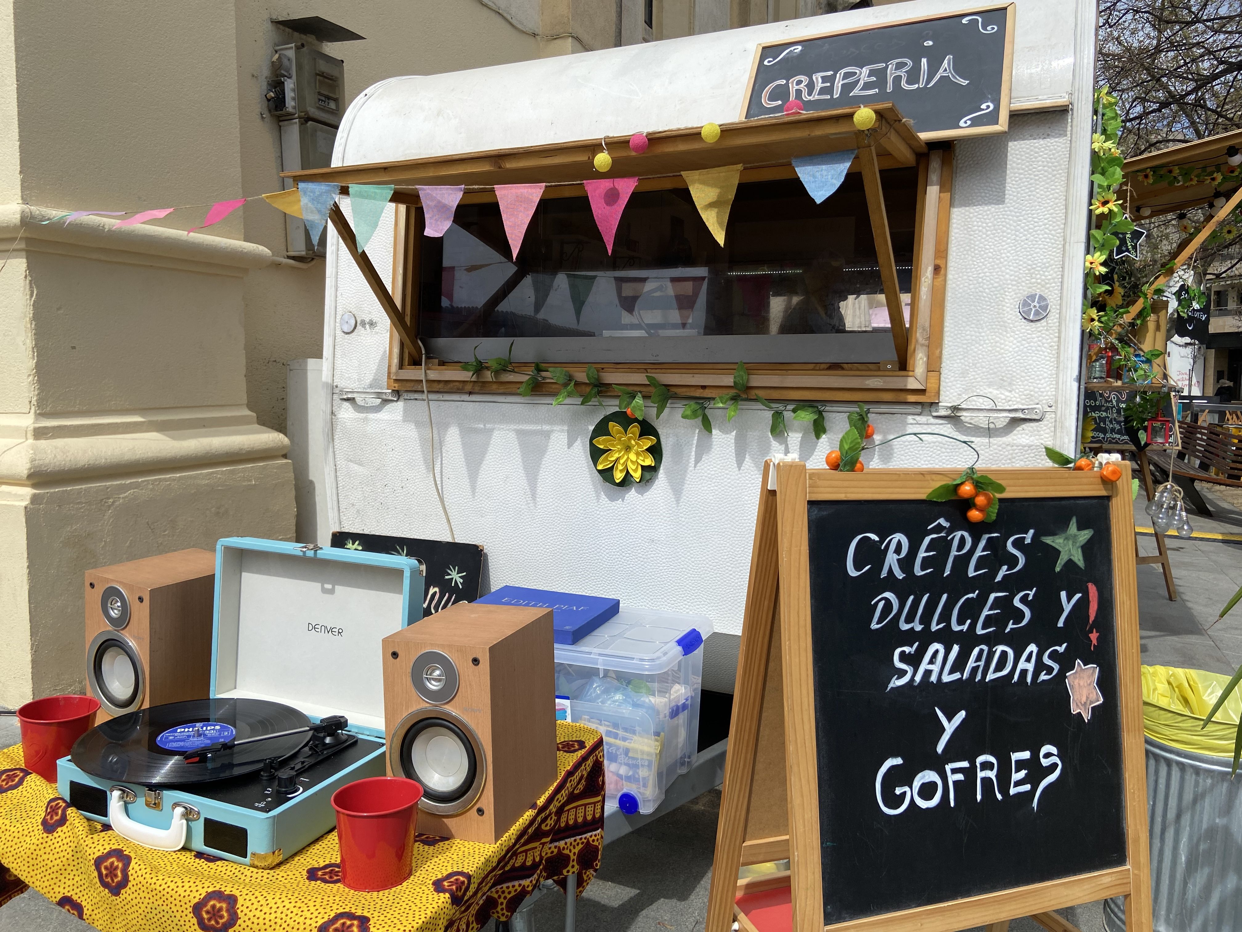Una food truck de crepes al Tales Truck del Més que Lletres 2022. FOTO: Nora Muñoz Otero Una food truck de crepes al Tales Truck del Més que Lletres 2022. FOTO: Nora Muñoz Otero