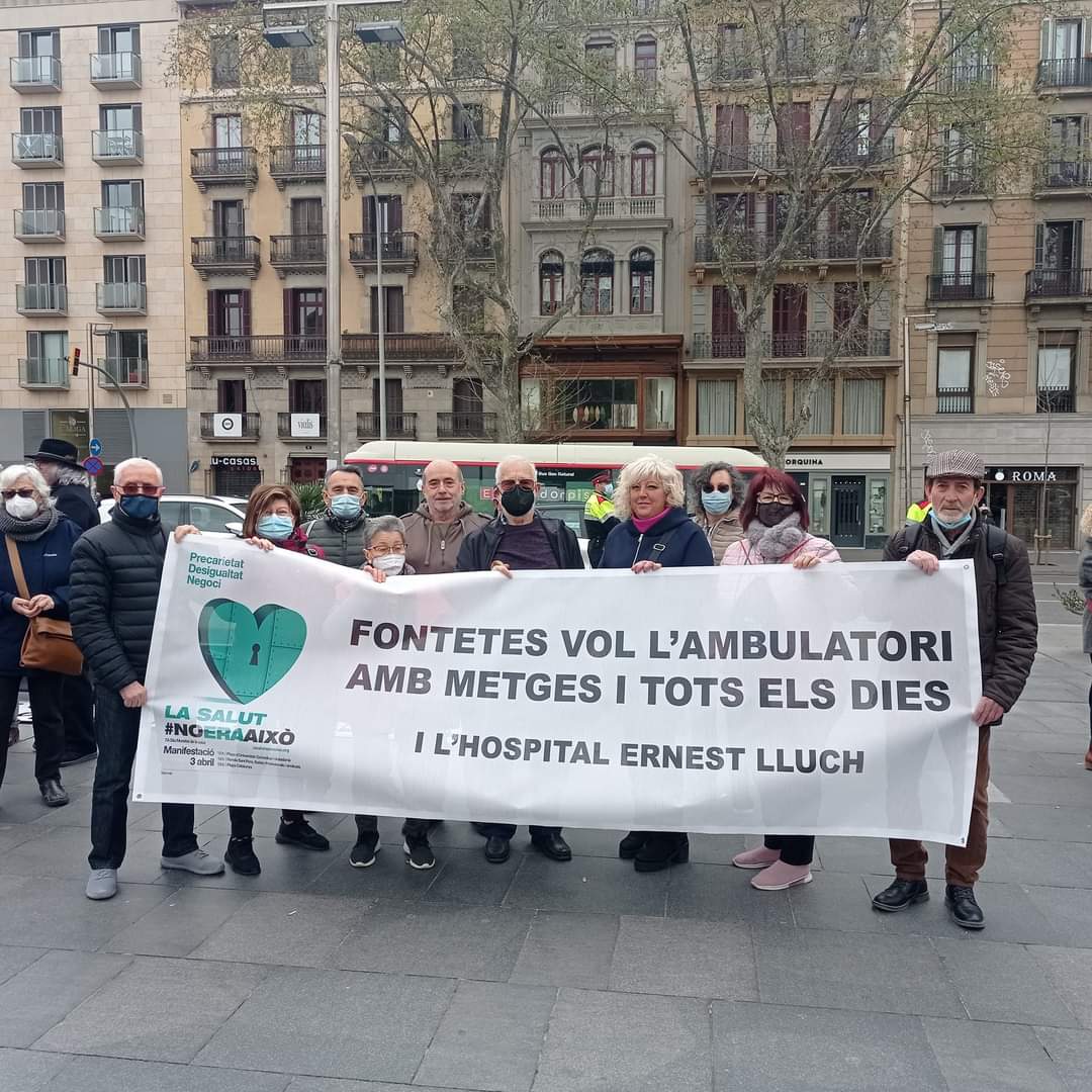 El veïnat de Cerdanyola i Marea Pensionista de Cerdanyola es manifesten per una sanitat pública de qualitat. FOTO: Cedida
