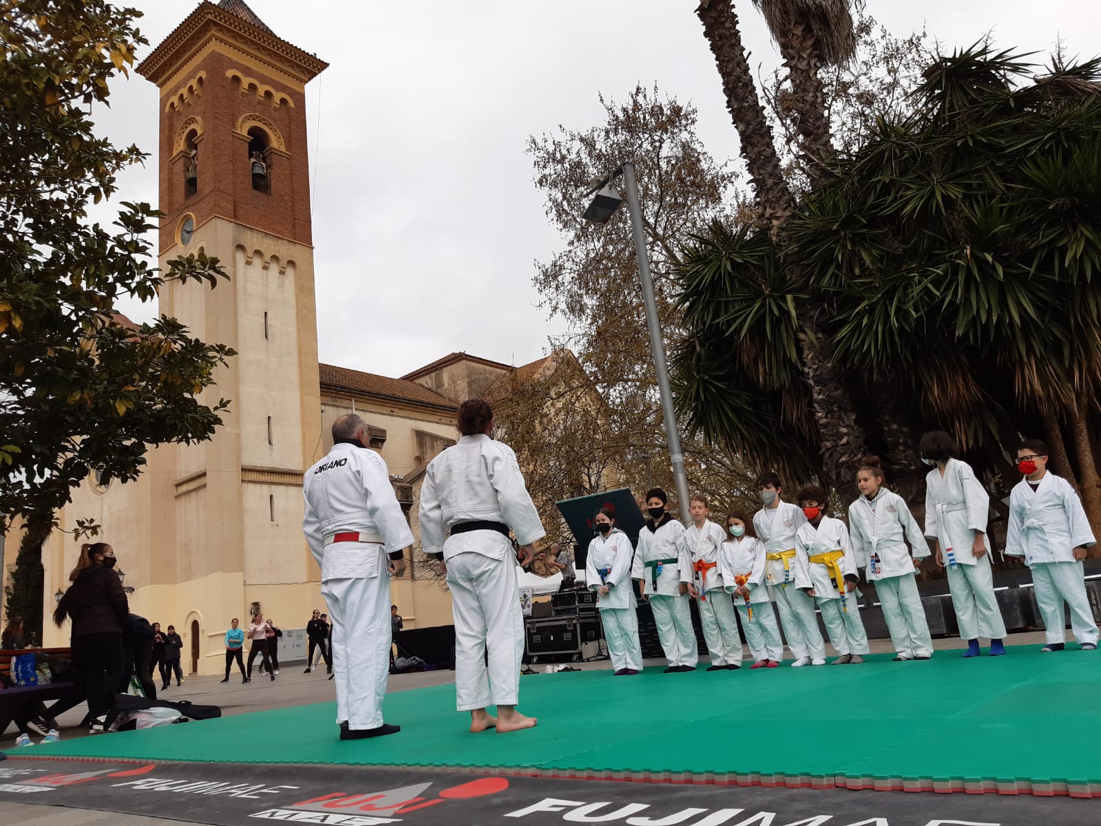 Classe oberta del Cerdanyola Gym Vallès en el Dia de l'Activitat Física a la plaça de l'Abat Oliba. FOTO: Cedida Classe oberta del Cerdanyola Gym Vallès en el Dia de l'Activitat Física a la plaça de l'Abat Oliba. FOTO: Cedida