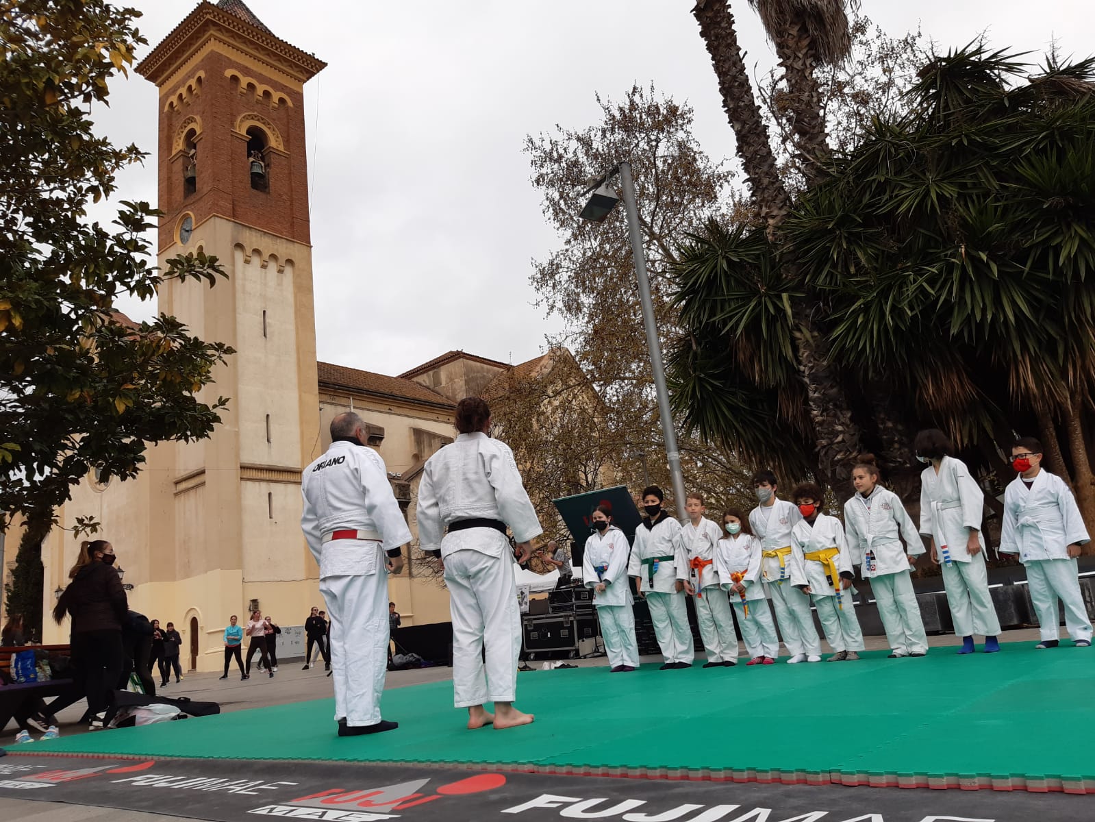 Classe oberta del Cerdanyola Gym Vallès en el Dia de l'Activitat Física a la plaça de l'Abat Oliba. FOTO: Cedida