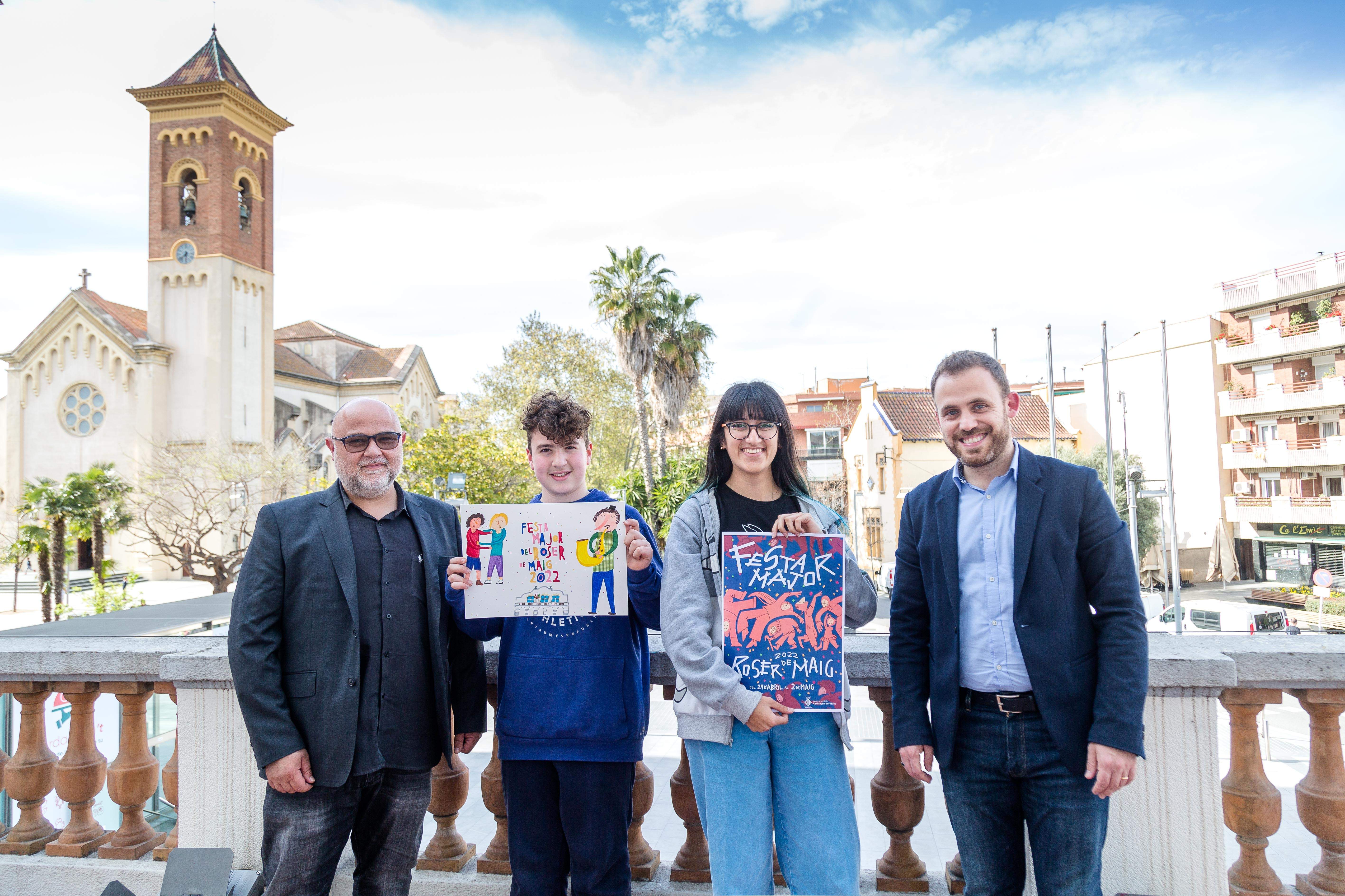 El regidor de cultura, Oscar Pons, i l'alcalde de Cerdanyola, Carlos Cordón amb els guanyadors del cartell del Roser de Maig 2022. FOTO: Núria Puentes