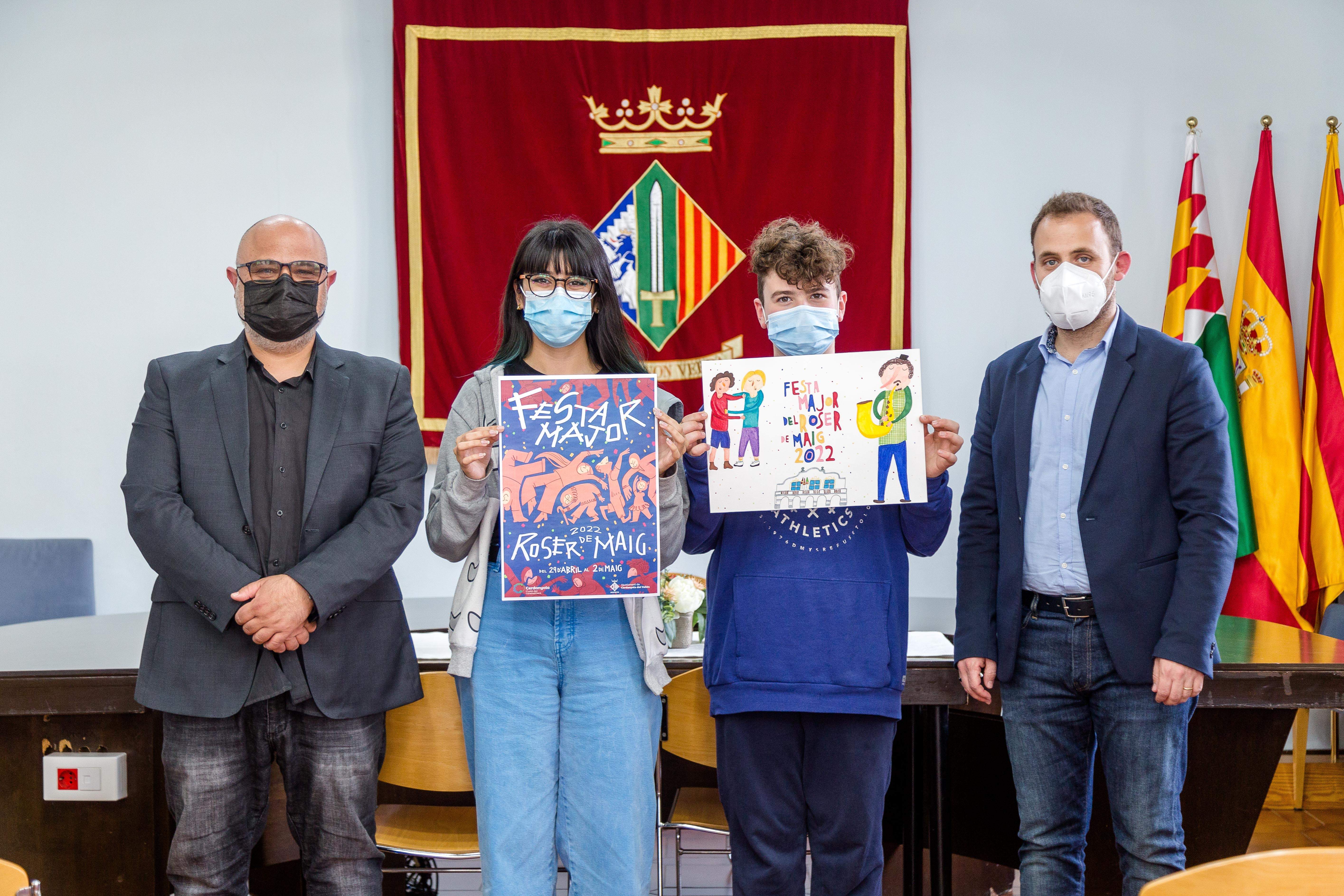 El regidor de cultura, Oscar Pons, i l'alcalde de Cerdanyola, Carlos Cordón amb els guanyadors del cartell del Roser de Maig 2022. FOTO: Núria Puentes