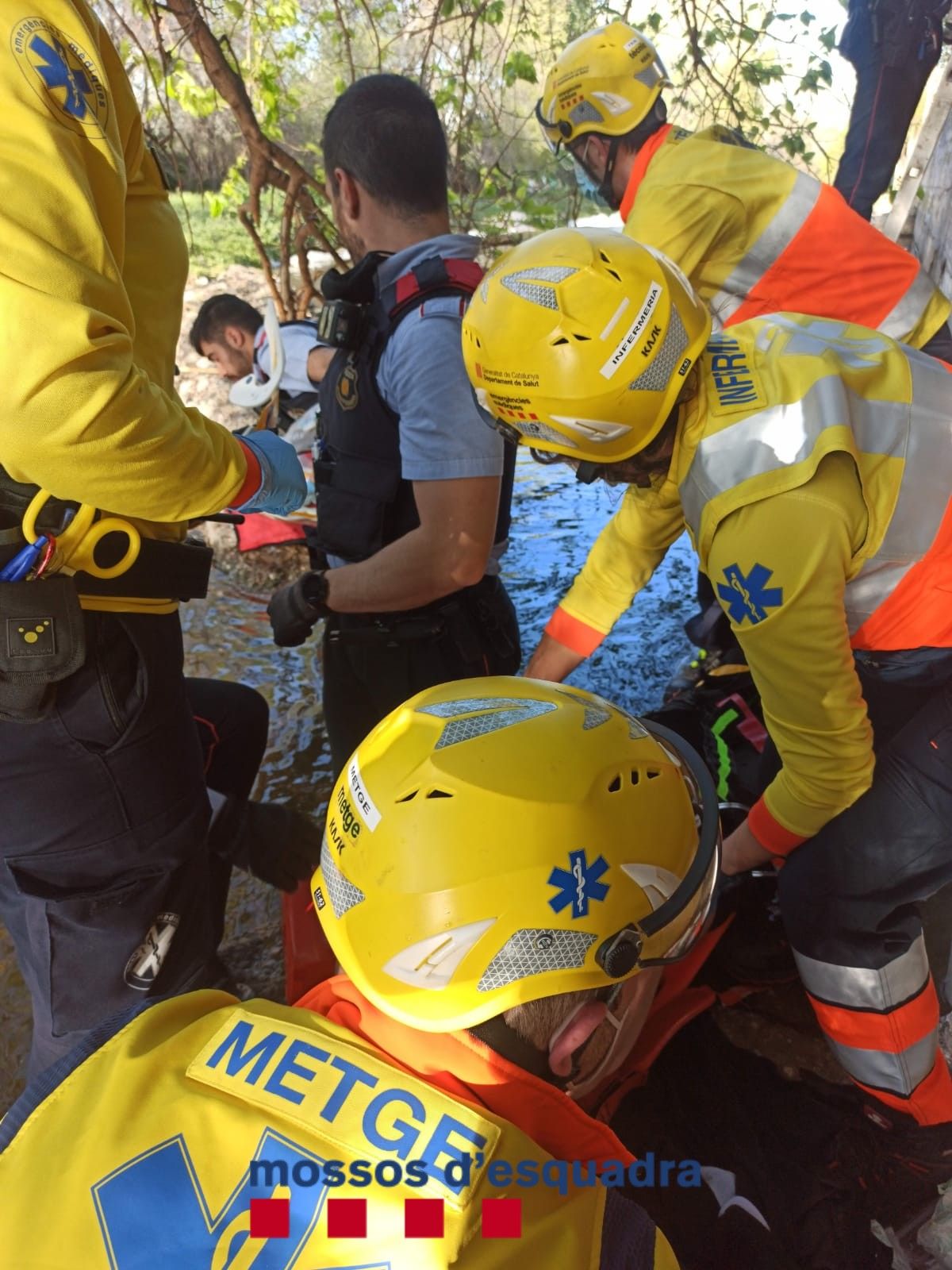 Mossos d'Esquadra i SEM durant el rescat d'un home que havia caigut al Riu Sec. FOTO: Mossos
