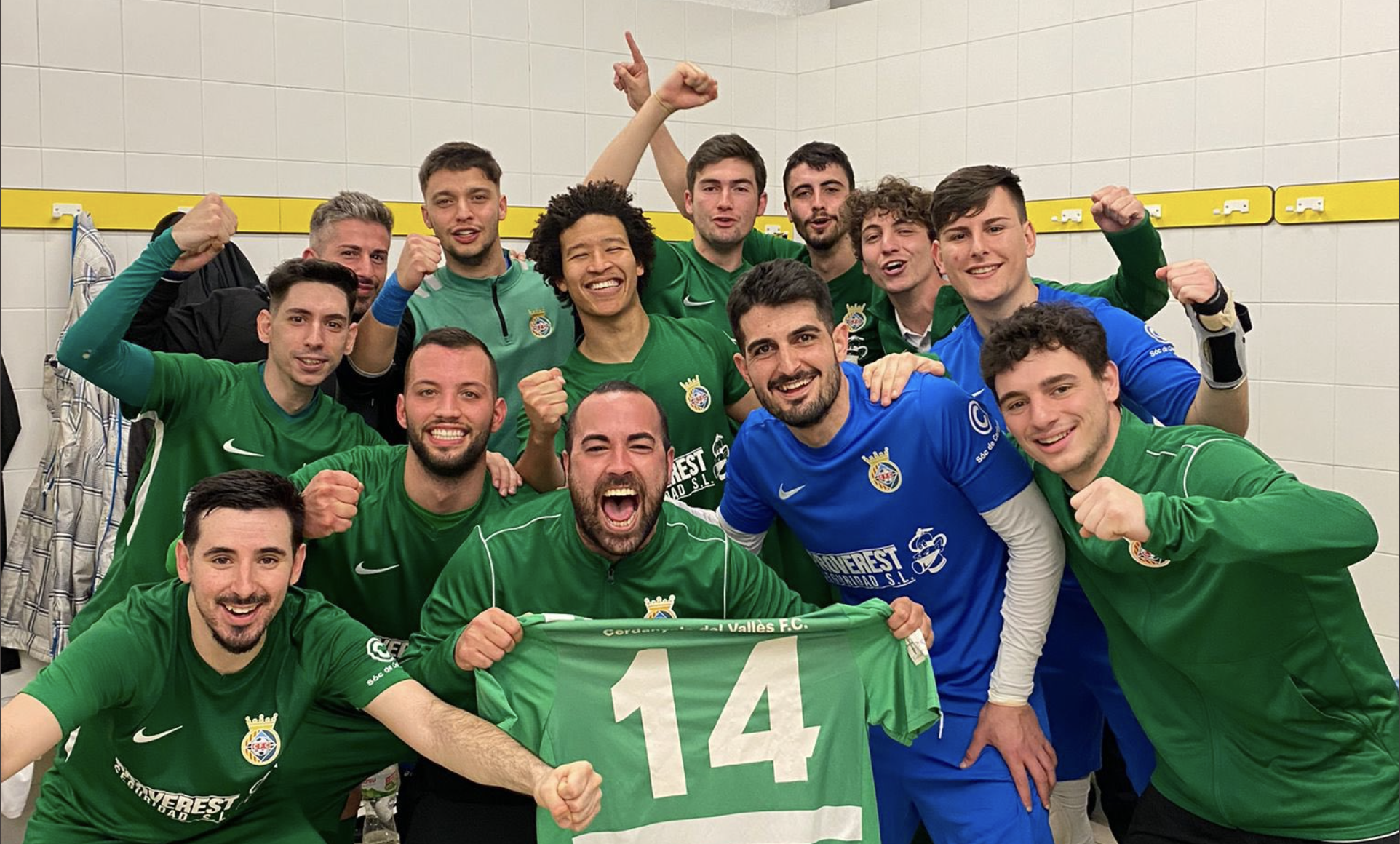 El Cerdanyola Futbol Club de futbol sala celebrant la victòria davant del Futsal Mataró. FOTO: Cerdanyola FC