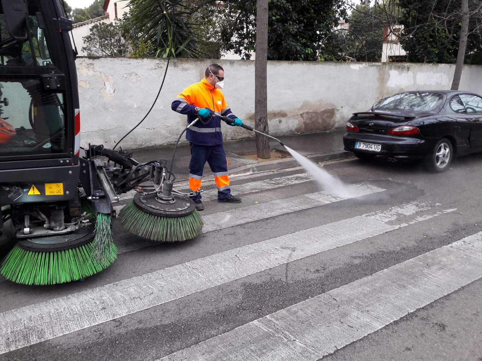 Un operari del servei de neteja a Cerdanyola. FOTO: Ajuntament de Cerdanyola
