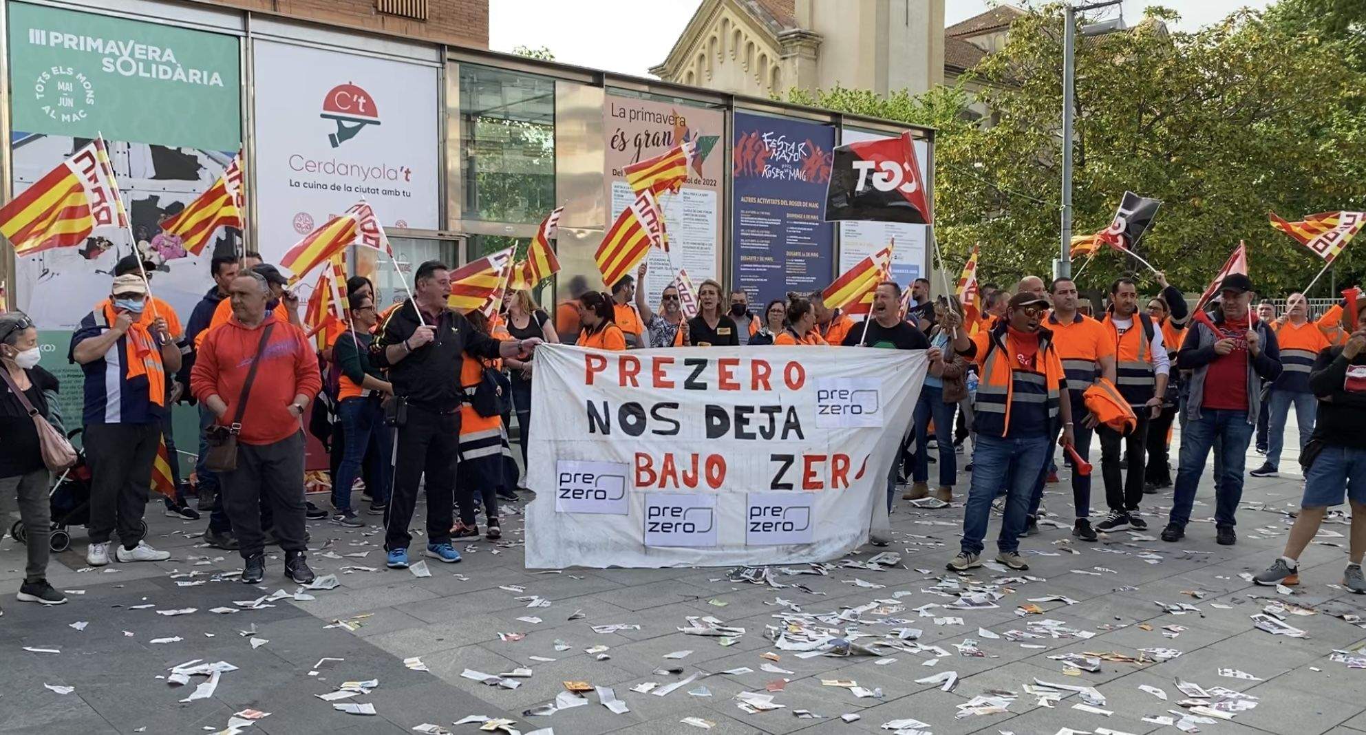 Treballadors del servei de neteja es manifesten davant l'Ajuntament. FOTO: Mónica GM