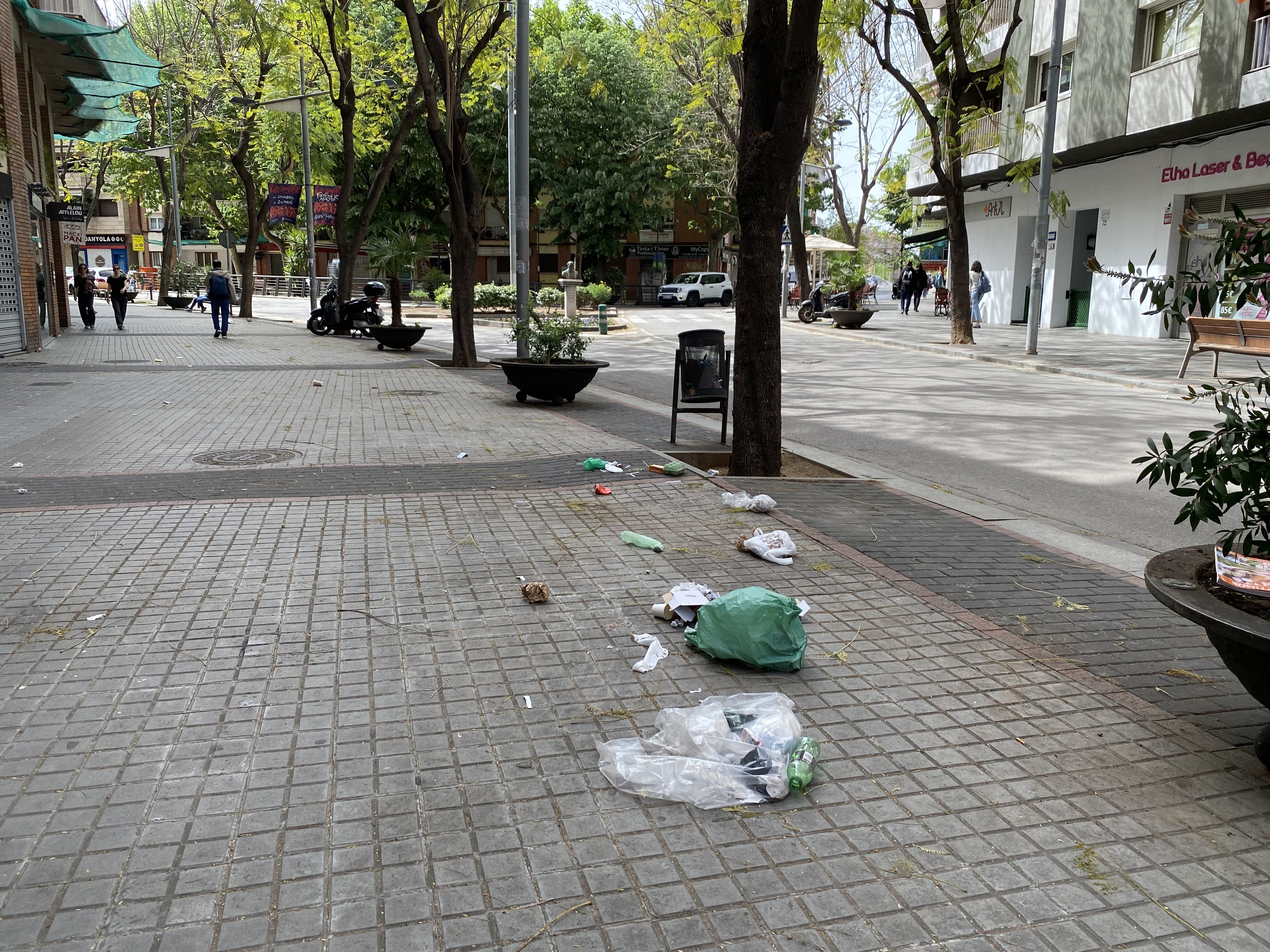 Escrombraries al carrer de Cerdanyola el dijous 28 d'abril. FOTO: Mónica GM Escrombraries al carrer de Cerdanyola el dijous 28 d'abril. FOTO: Mónica GM
