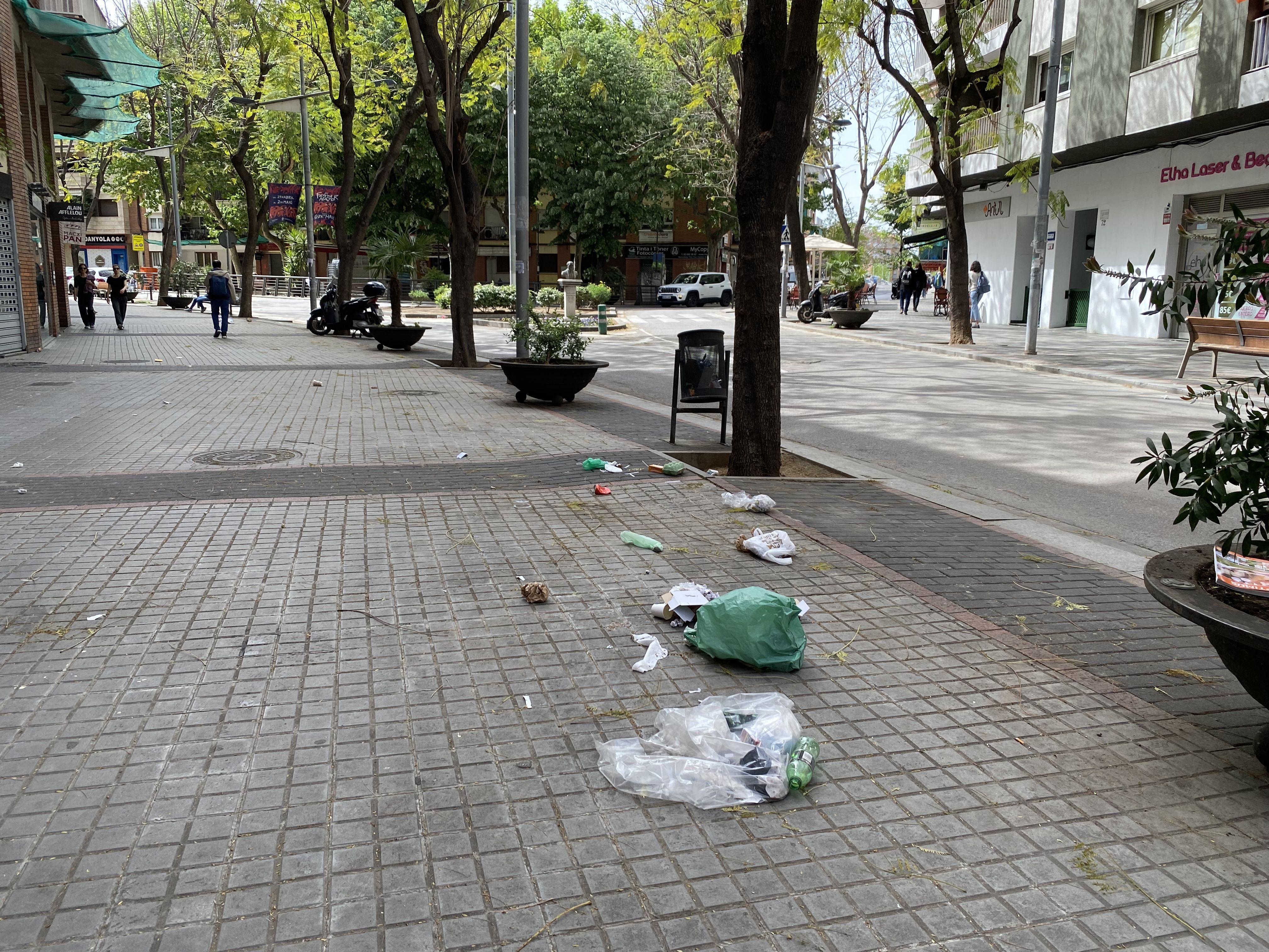 Escrombraries al carrer de Cerdanyola el dijous 28 d'abril. FOTO: Mónica GM