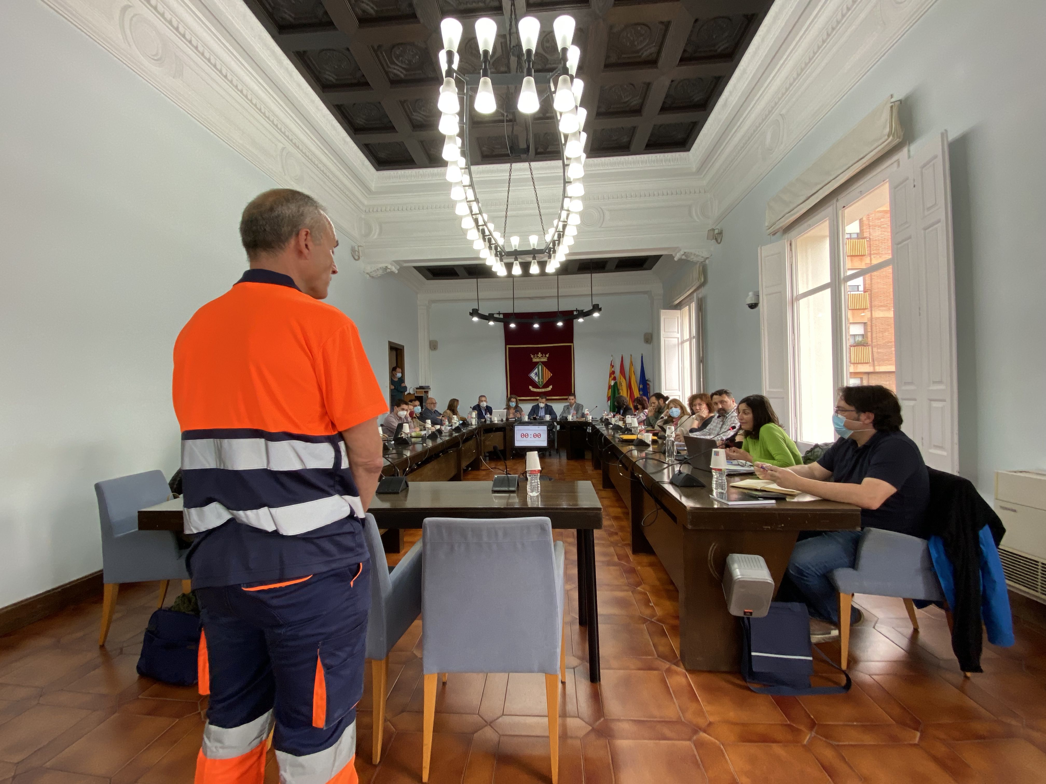 El portaveu del Comité d'Empresa del servei de neteja intervé a l'Audiència Ciutadana del mes d'abril. FOTO: Mónica GM