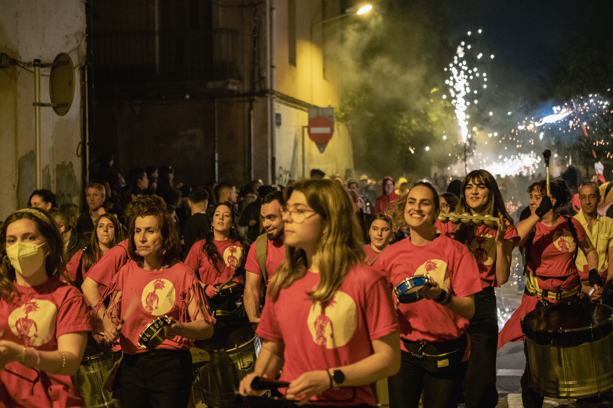 Batúcamela al Correfoc dels Joves Diables durant la Festa Major del Roser de Maig 2022. FOTO: Ale Gómez