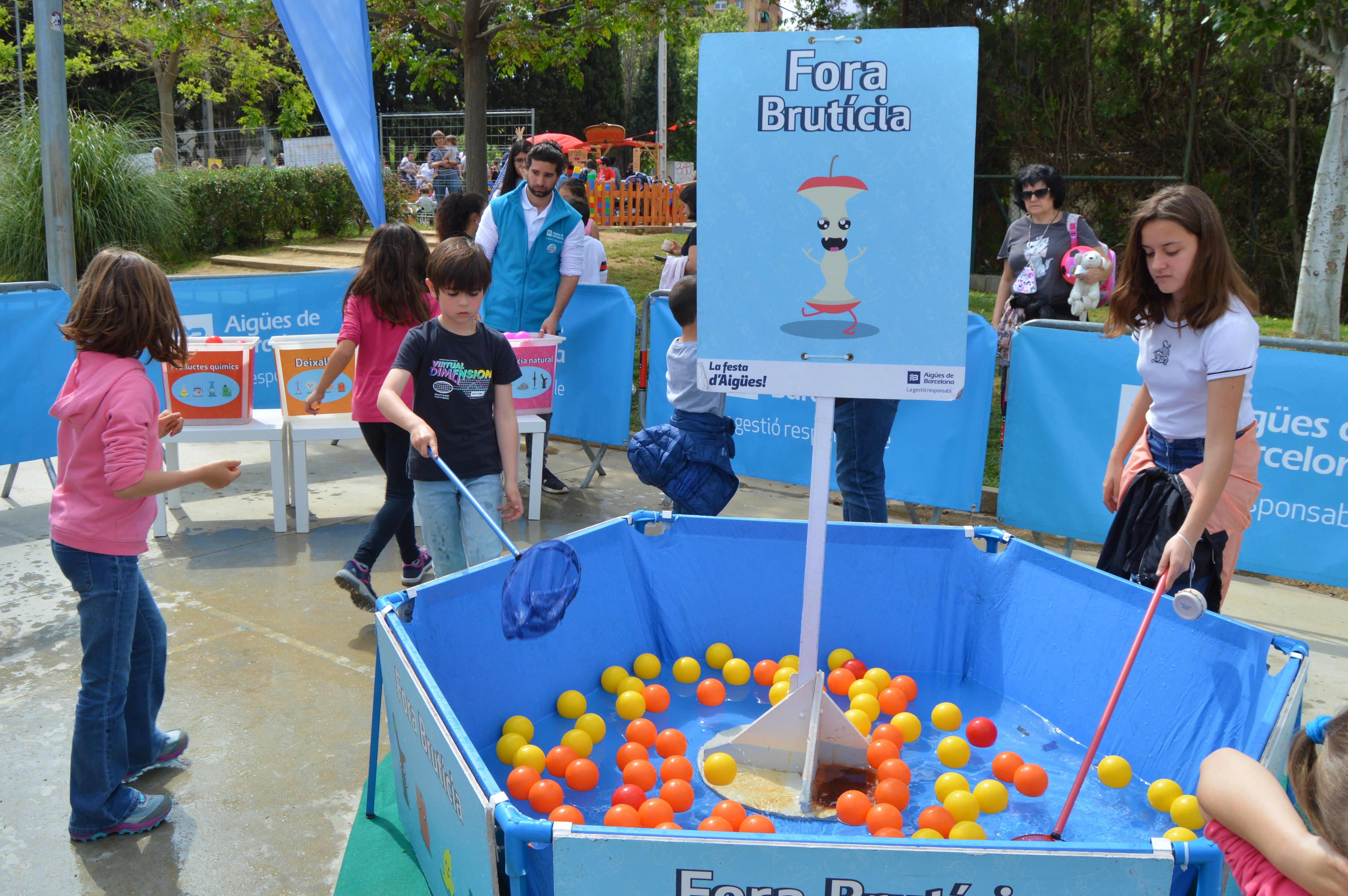 Infants, mares i avis participen en les activitats de la Festa Major Infantil al Parc Xarau. FOTO: Nora Muñoz Otero