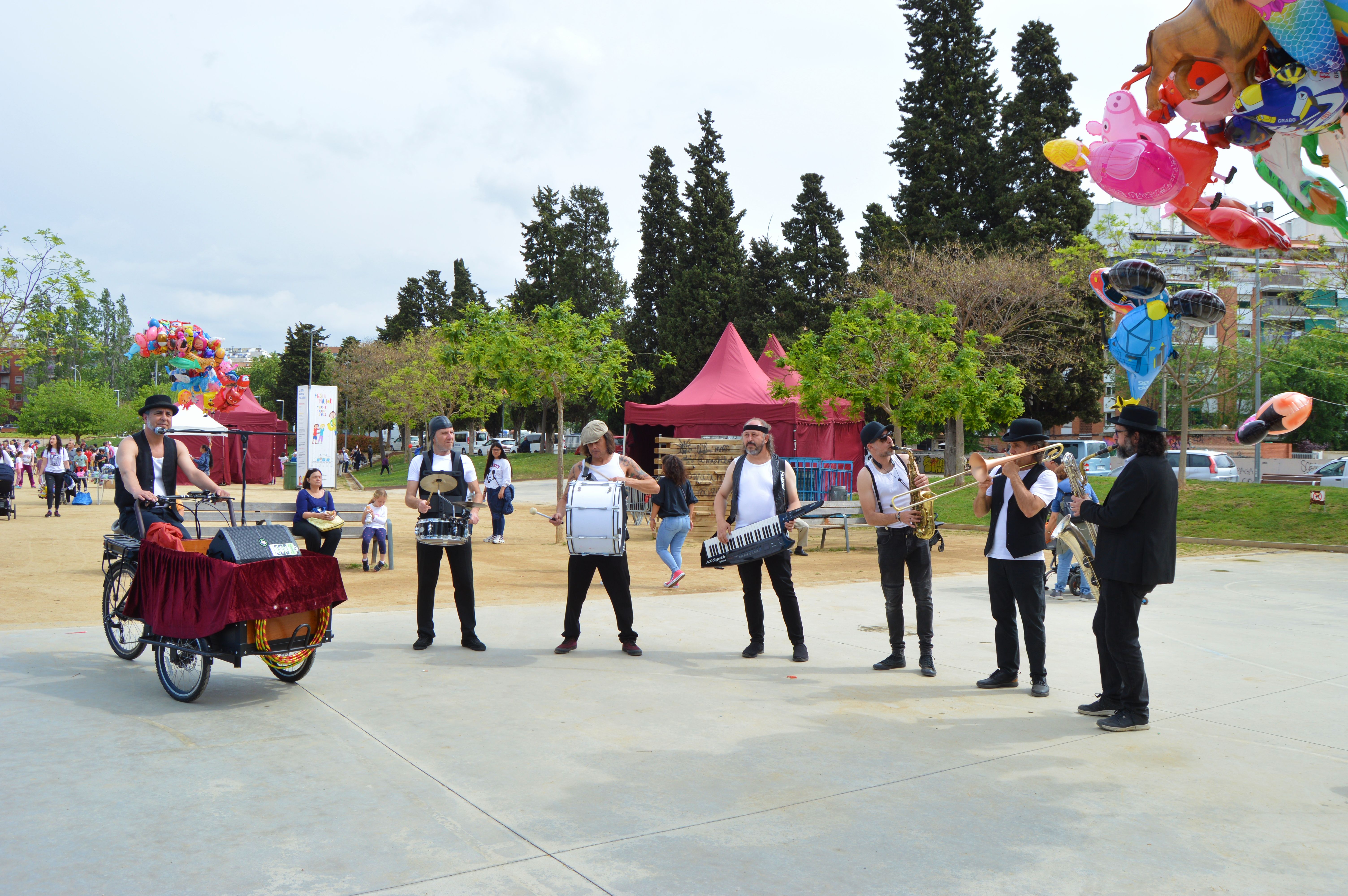 Infants, mares i avis participen en les activitats de la Festa Major Infantil al Parc Xarau. FOTO: Nora Muñoz Otero
