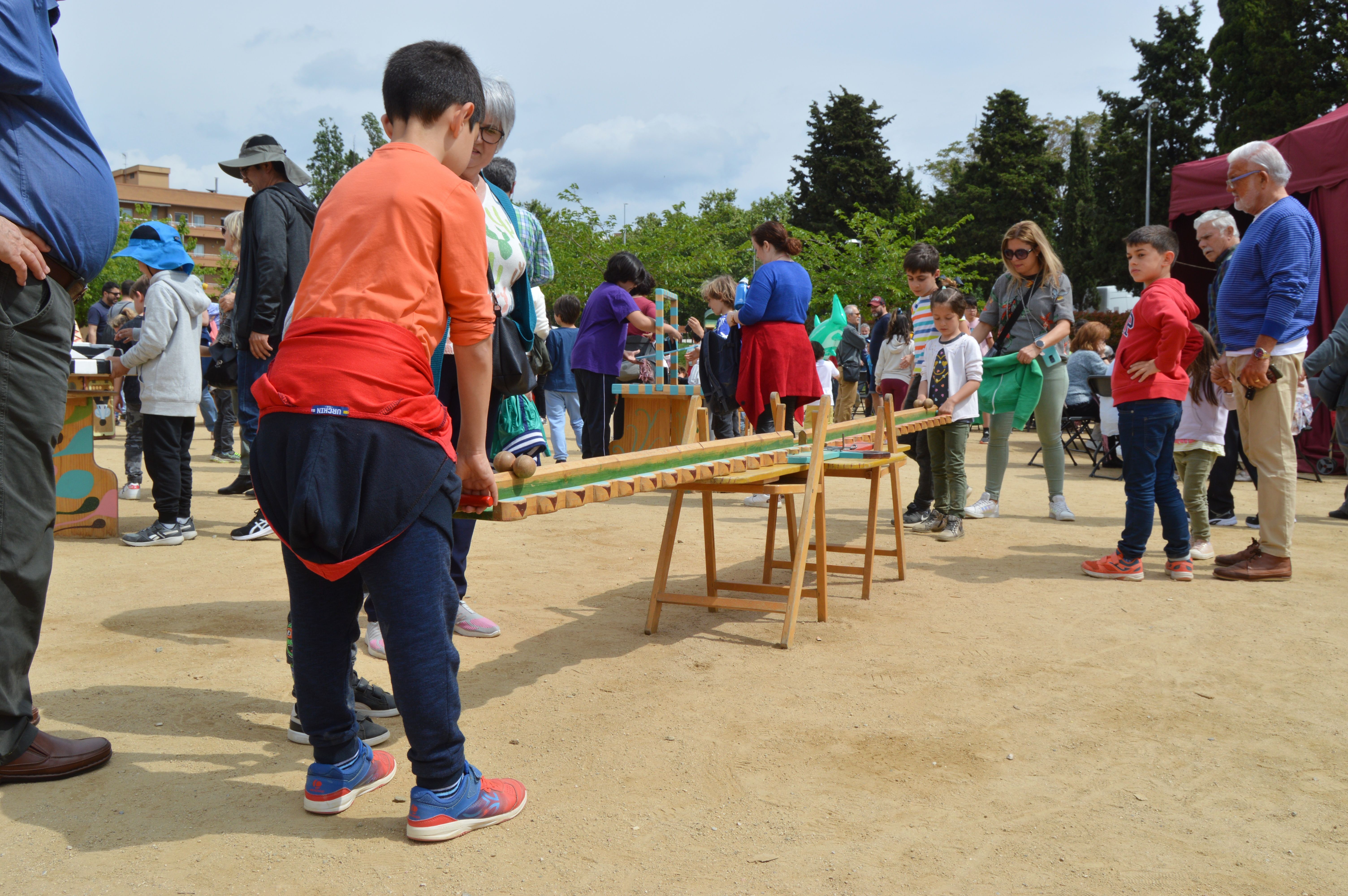 Infants, mares i avis participen en les activitats de la Festa Major Infantil al Parc Xarau. FOTO: Nora Muñoz Otero