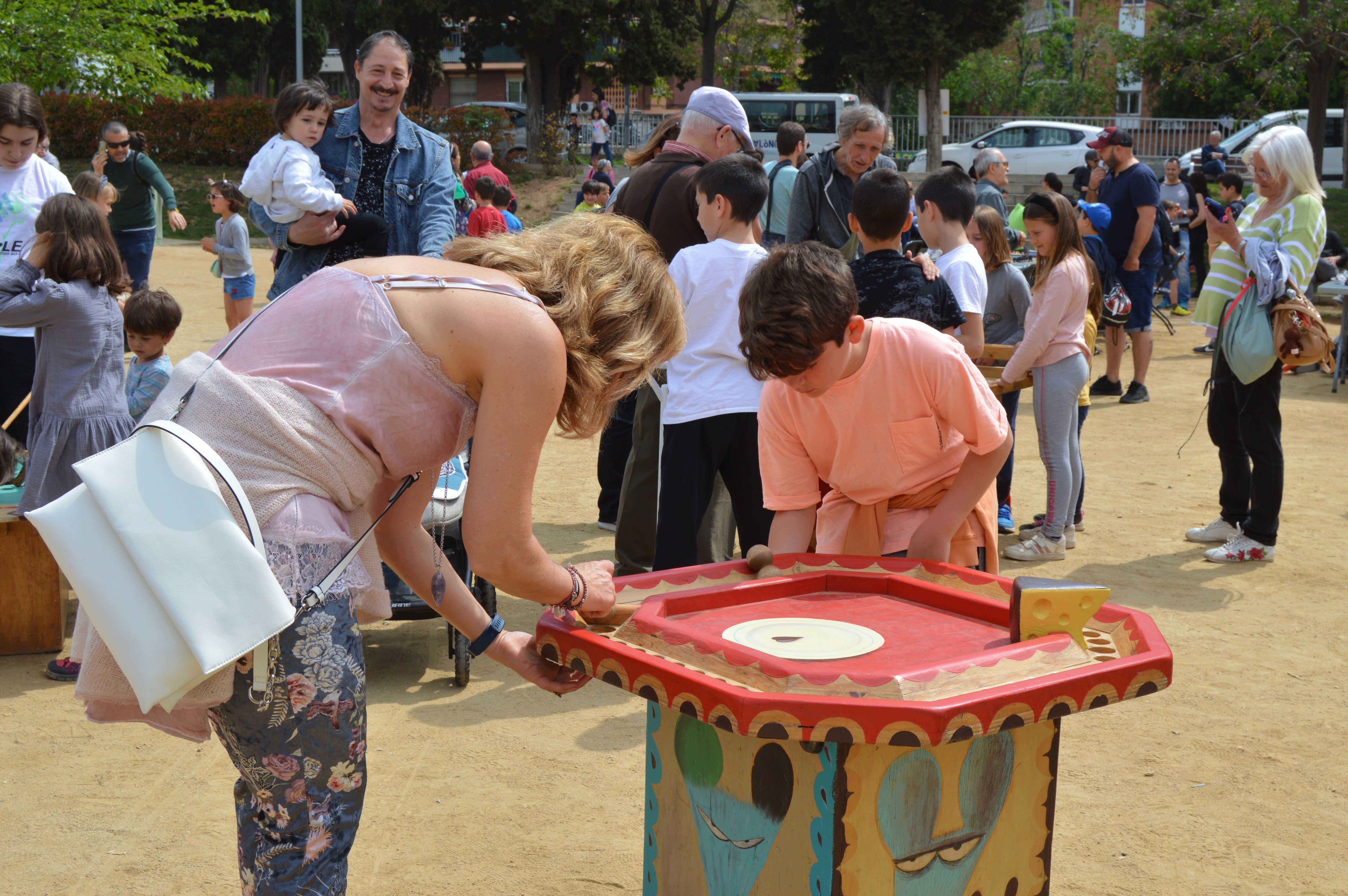 Infants, mares i avis participen en les activitats de la Festa Major Infantil al Parc Xarau. FOTO: Nora Muñoz Otero