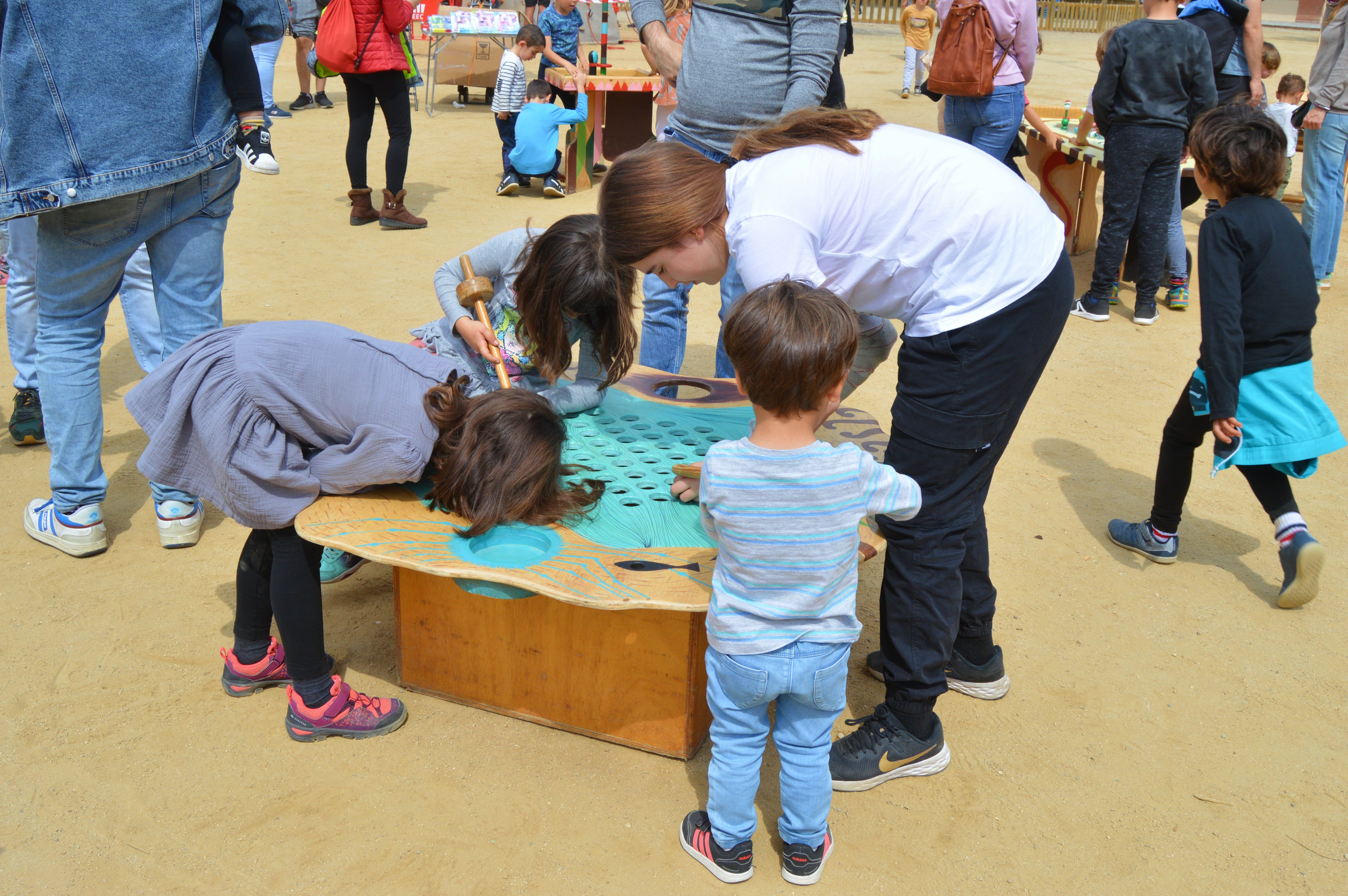 Infants, mares i avis participen en les activitats de la Festa Major Infantil al Parc Xarau. FOTO: Nora Muñoz Otero