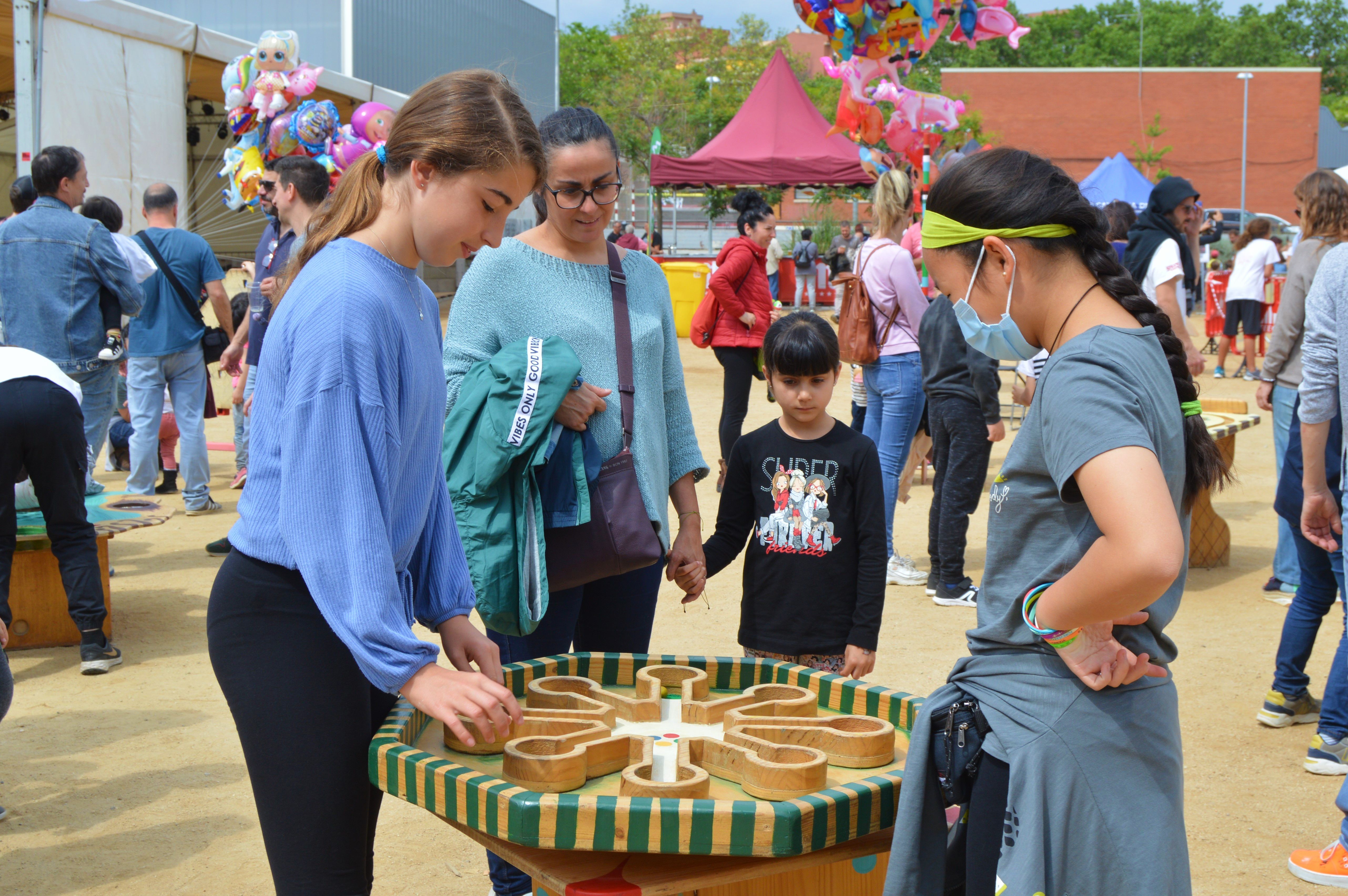 Infants, mares i avis participen en les activitats de la Festa Major Infantil al Parc Xarau. FOTO: Nora Muñoz Otero