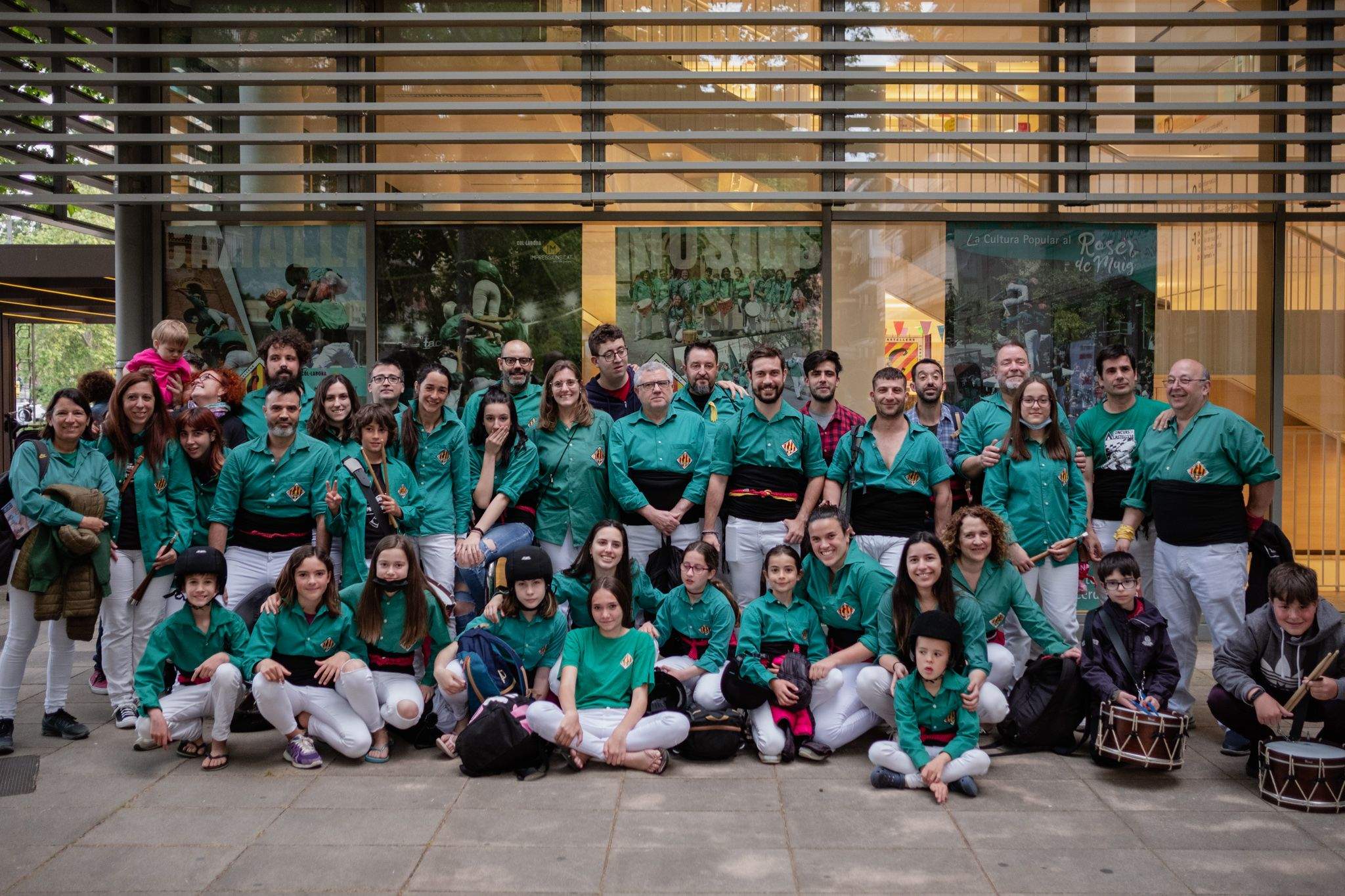 La colla dels Castellers de Cerdanyola davant l'exposició que protagonitzen a la Biblioteca Central. FOTO: Ale Gómez